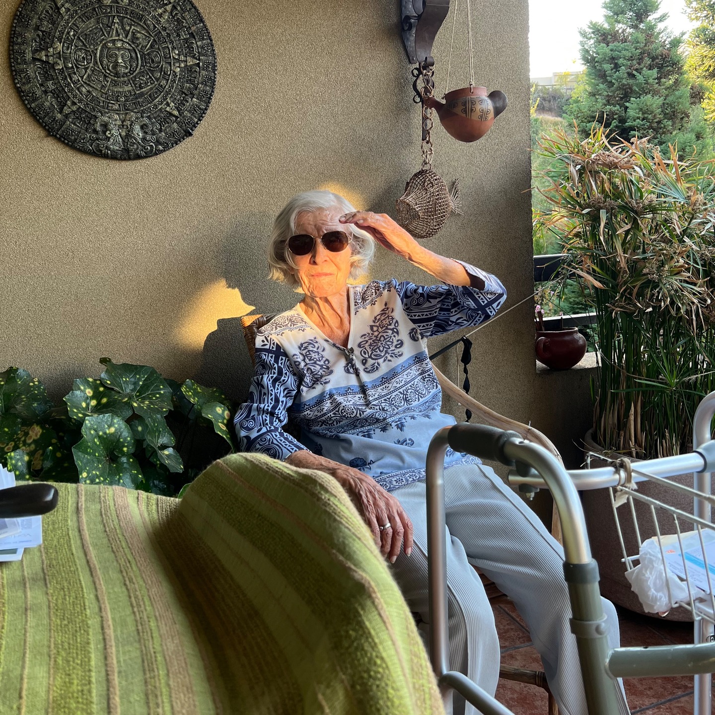 Warten auf die Gäste und letzte Vorbereitungen in der Küche: Abschiedstreffen in der Familie am 26. Februar 2025 und letzte intensive Gespräche über die Weiterführung des privaten Altersheims, das wir als Geschwister für meine Mutter leiten. Und am nächsten Morgen: Abschied von meiner Mutter. #familienbesuchchile #ccaatsantiago2025 #lebensübergang #überquerungen