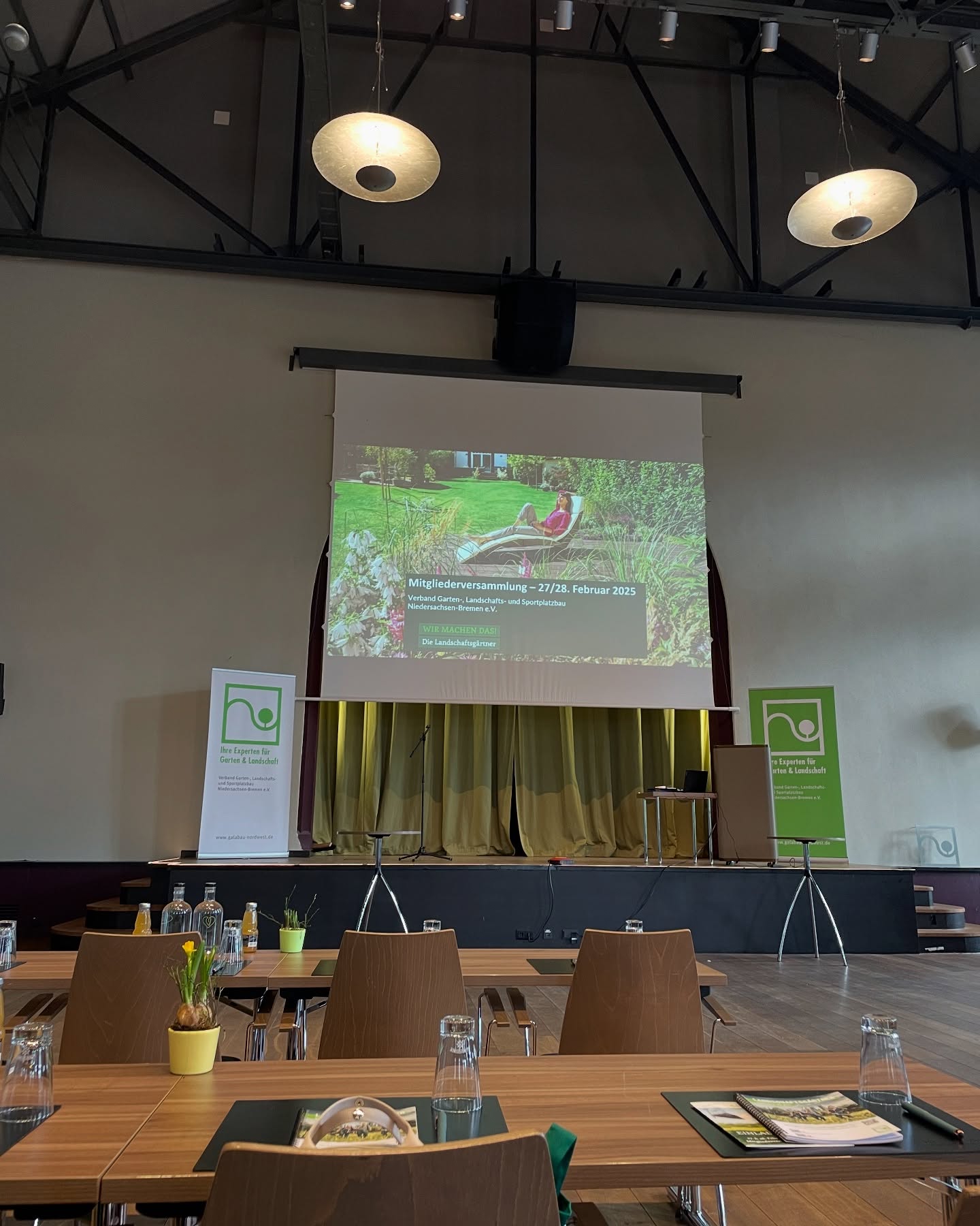 Tag 1 der Mitgliederversammlung des Verbands Garten-, Landschafts- und Sportplatzbau!
Heute ist der erste Tag der Mitgliederversammlung am 27. Februar 2025, und wir sind mittendrin! 💪 Ein großartiger Auftakt mit spannenden Vorträgen, inspirierenden Diskussionen und wertvollen Netzwerkmöglichkeiten. 🌱💡
Ein besonderes Highlight war heute der Austausch zu den Themen Klimaanpassung im Stadtgrün, innovative Bautechniken und nachhaltige Außenanlagen. Diese Themen sind essenziell, um den Garten- und Landschaftsbau weiterzuentwickeln und langfristig zukunftsfähig zu machen.
Wir nehmen viele neue Impulse mit und freuen uns auf den zweiten Tag, um noch tiefer in die Zukunft unserer Branche einzutauchen. Bleibt gespannt auf weitere Einblicke! 💚
#GaLaBau #Mitgliederversammlung #GartenUndLandschaftsbau #Nachhaltigkeit #Netzwerken #DieGollo #ZukunftGestalten #GrünIstLeben #KlimaschutzImGartenbau #braunschweig #lüneburg