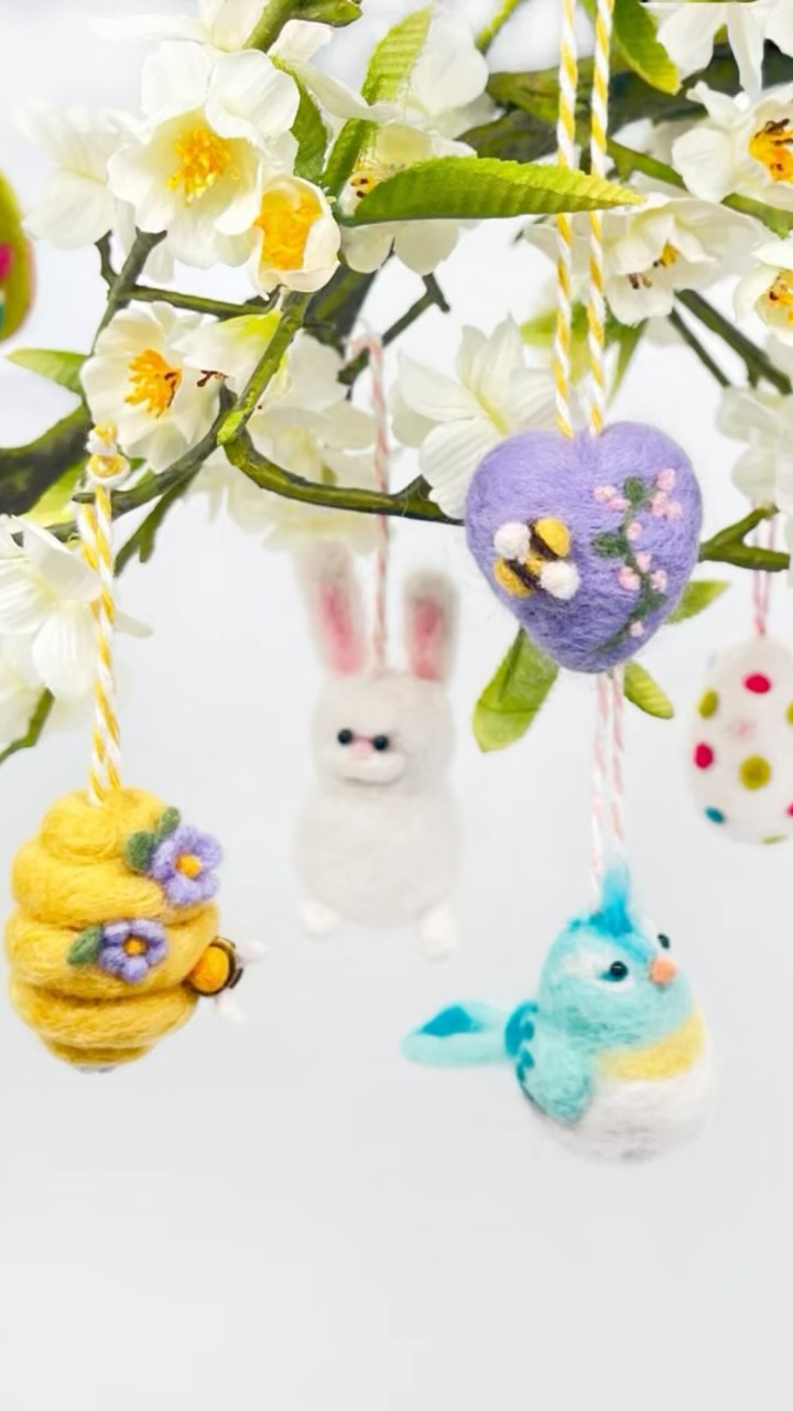All the pretty colours 💚🩵💛🧡🩷 We couldn’t stop ourselves from adding more and more to this kit and it’s just bursting with lovely feltie goodness. It’s designed for total beginners so if you fancy getting lost in an Eastery crafternoon and decorating a blossom branch for your home then it’s got everything you need! Available on our store and @etsyuk for worldwide shipping #eastercraft #easterkit #needlefeltedeaster #berginandbath #needlefeltingkit
