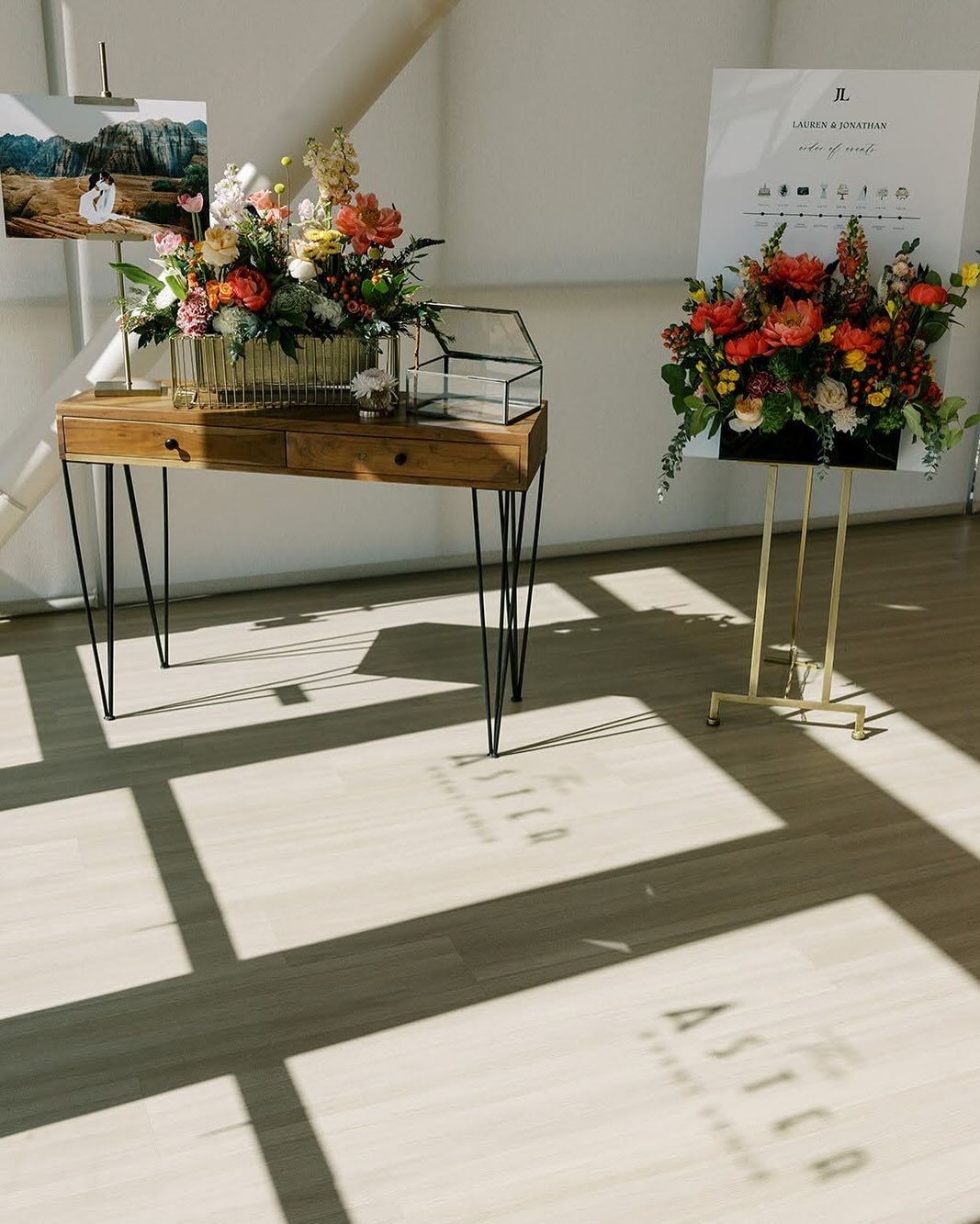 A great wedding venue combines several factors to create a memorable and seamless experience for the couple and their guests:
✔️Atmosphere & ambiance
✔️Location
✔️Capacity & layout
✔️Unique features
✔️Good service & support
✔️Reputation & reviews
Check, check, check . . . The Aster Event Venue is amazing! We love this venue along with the two cute sisters that own & operate it! Check them out!
.
.
Venue: @the_asterweddingandevents
Photo: @mfeltphotography
Design+Planning: @poppylaneevents_st.george
Decor+Florals+Design to Print: @poppylaneevents_st.george
.
.
#stgeorgeweddingplanner #poppylaneeventsstgeorge #wedding
#southernutahweddingplanner #zionbrides #zionweddingplanner #weddingvenue #weddingflowers