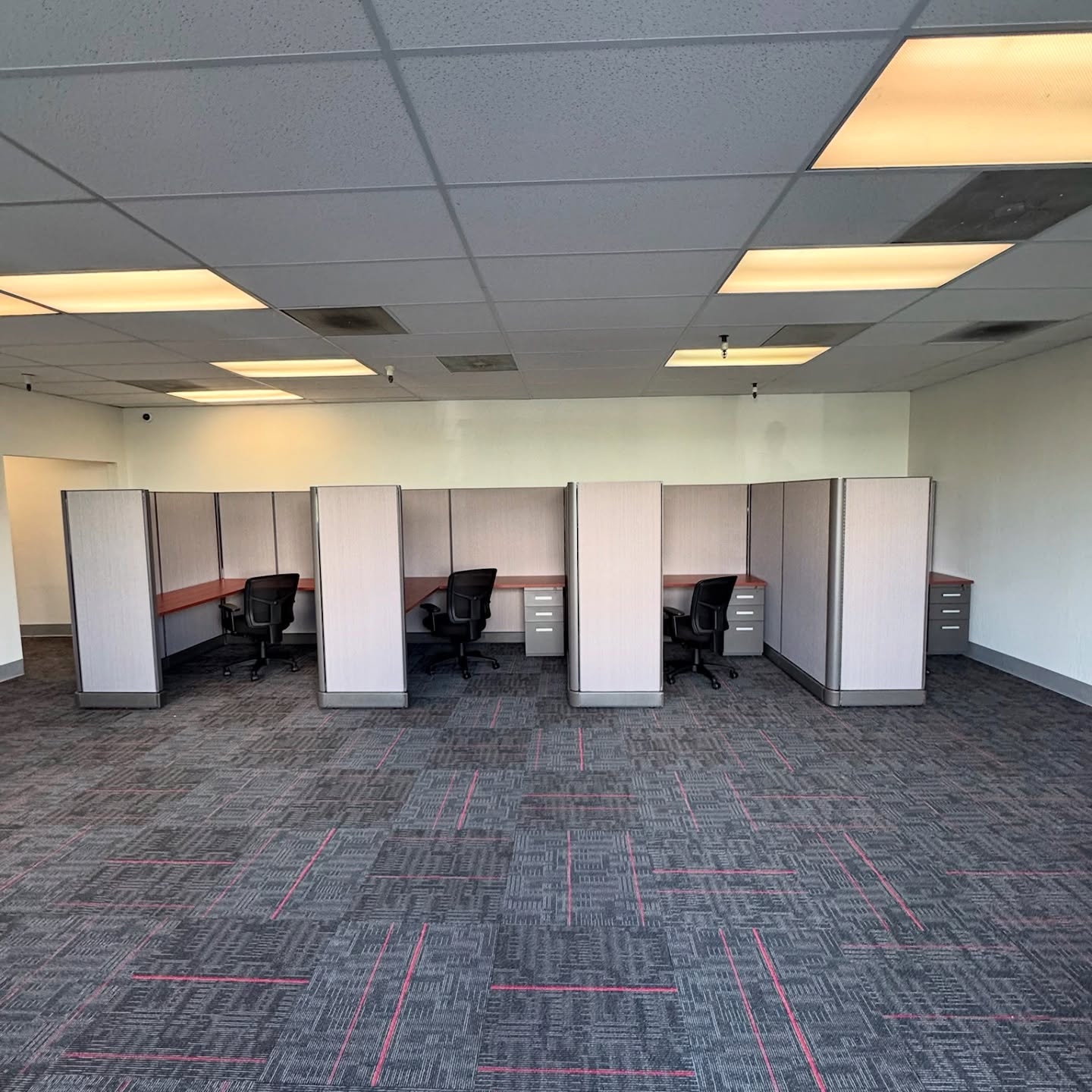 Fresh install at Dry Creek Construction’s office in Concord! From workstations to a statement executive desk and a welcoming reception area, this space is built for both function and style. Ready to transform your workspace? Let’s make it happen! #JamesvilleFurniture #OfficeDesign #WorkspaceGoals
