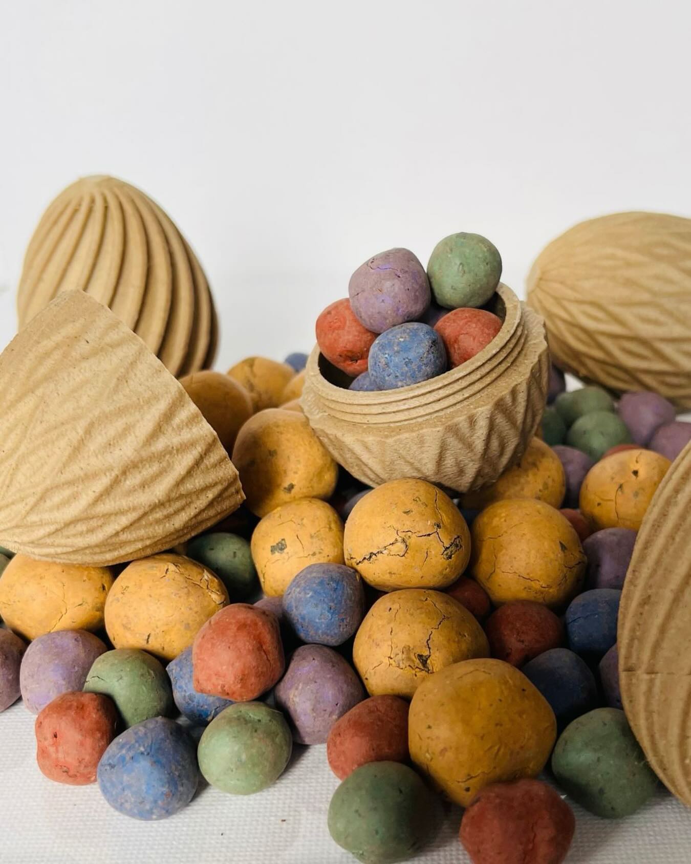 Unser ZWOSTEREI musst du nicht zerbrechen🐣
Durch das Drehgewinde lassen sich die kunterbunten Blumenmurmeln im Inneren ganz einfach einpflanzen🌻
Und wer möchte, kann die Eier gleichzeitig auch noch als kreatives Behältnis für persönliche Geschenke verwenden🎁
#osterdeko #kreativegeschenke #nachhaltigschenken #zwosterei #rething