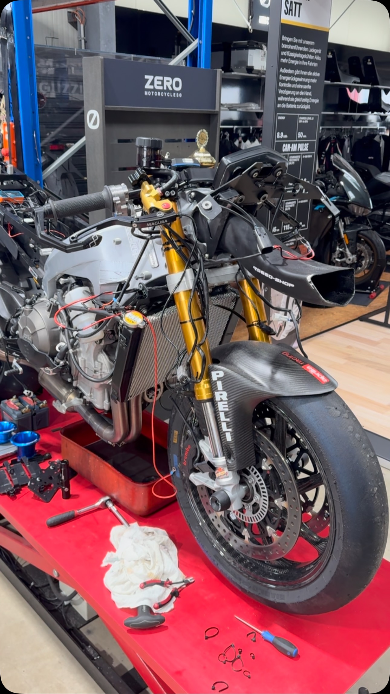 Hier der 2 Teil unserer Videodokumentation zum Umbau der RS660
#wscneuss
#apriliaracing
#rs660shop
#aprilia
#felixkauertz37
#wsc_racingteam
#apriliars660
#idmsportbike
#abmfahrzeugtechnik
#lightech
#racefoxx
#rsv4shop
#rs660