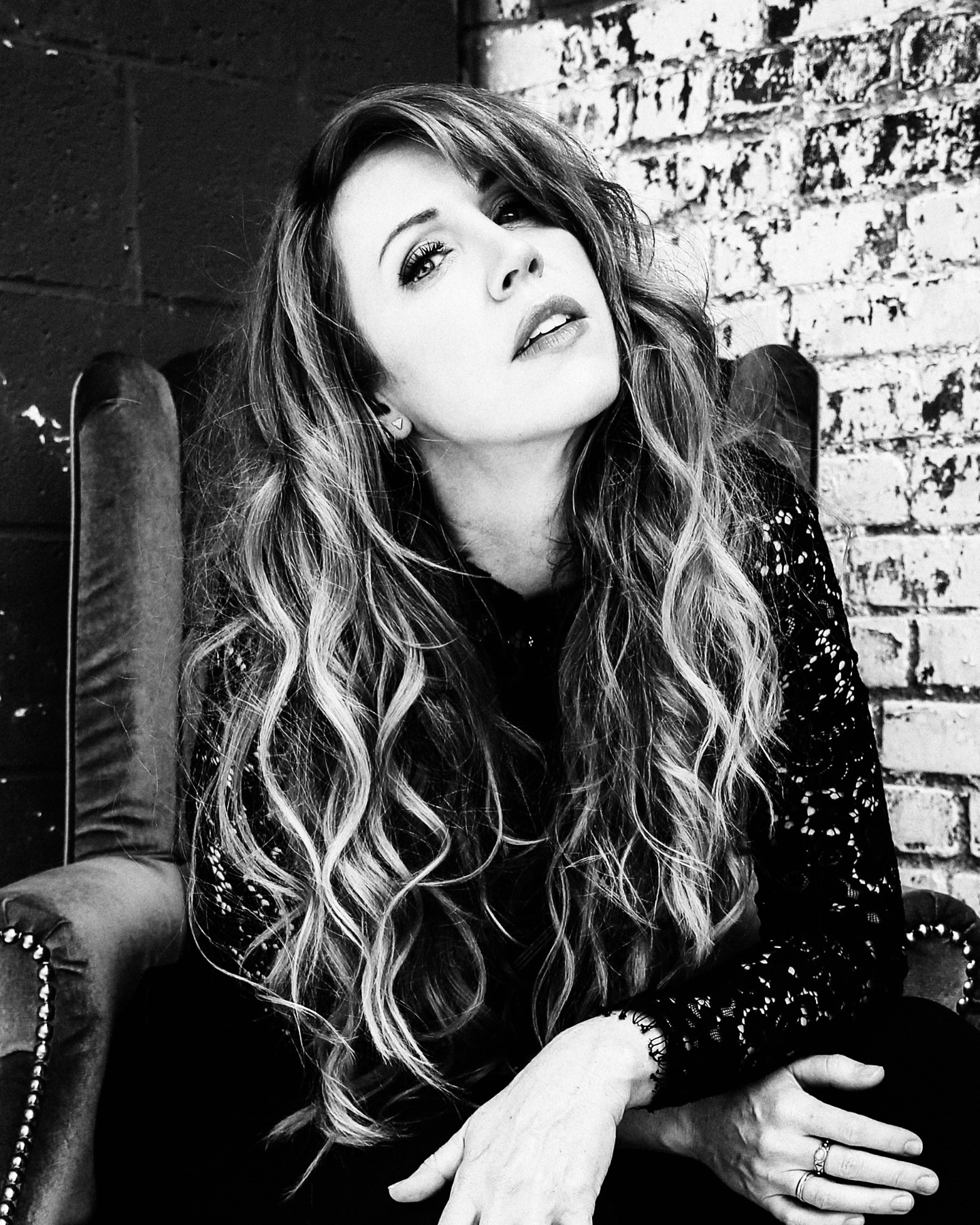 Getting close to time to gettin’ dolled up again.
Usually I hate, right now I miss it.
SEATTLE, PORTLAND, BEND - it’s been too long,
get your @sirensongs_music tickets, and I’ll see you in a few weeks!!!
📷: @annahaas_creative