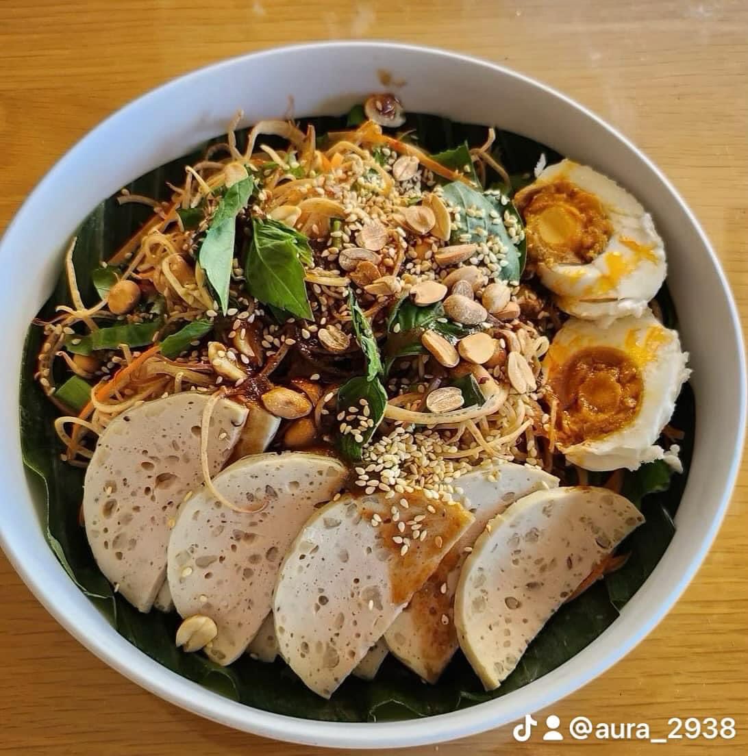 One bite, and you’ll fall in love with Thai flavors! Try our Yum Hua Plee – fresh, tangy, and absolutely delicious! 😋🌏 #ThaiStreetFood”