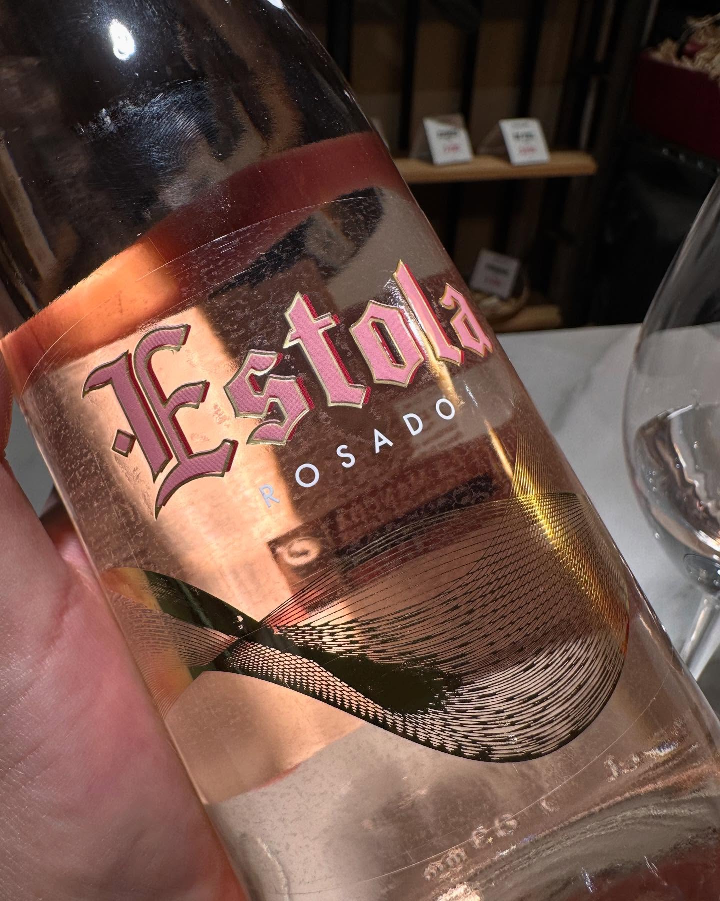 Estola Rosado
🇪🇸 La Mancha
🍇 Tempranillo
🏺Joven
#españa #lamancha #verdejo #tempranillo #vinoblanco #vinorosado #winestagram #catavino #winerd #winote  #winelover #instawine #winetasting #wine #catavino #wineporn #winetime #winegeek #wineinfluencer #wineoclock #instamoment #instagood #good #cheers #sommelier