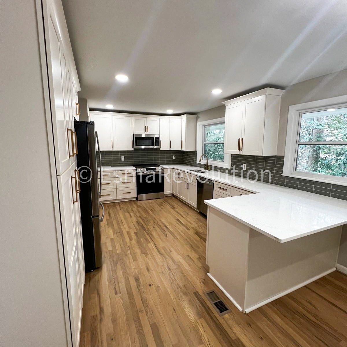 Kitchen Remodel Tips ✨
Thinking about a kitchen makeover? Here are a few key tips:
1️⃣ Maximize storage with smart solutions. 2️⃣ Consider an open layout for more space. 3️⃣ Go for timeless designs and durable materials. 4️⃣ Layer your lighting for warmth and function.
Ready to update your kitchen? Let’s make it happen! Contact Us
678-760-2323
www.esmarevolution.com
#KitchenRemodel #HomeRenovation #DesignTips #kitcheninspo