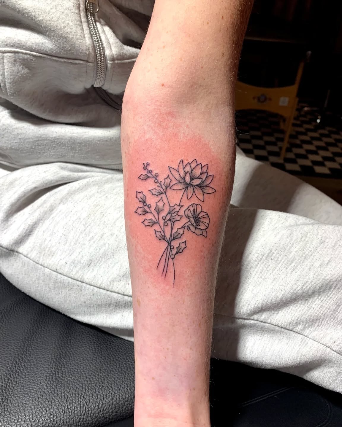 💐Bloemetjes door @lean.tattoos!
❗️ De komende weken hebben wij tijd voor inloop. We ontwerpen graag wat voor je op maat, maar zetten ook flash. Deze kun je vinden in de highlights van onze stories op de hoofdpagina van onze insta. Deze flash zetten we tegen een scherpe prijs, first come, first served!
#flowers #flowerstagram #flowertattoos #finelinetattoo #fineline #girls #girlswithink #tattooed #art