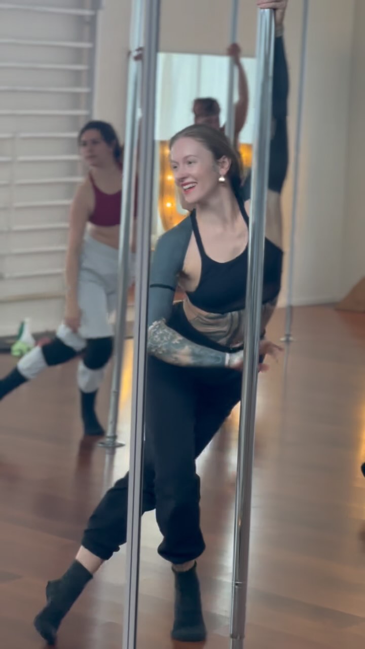 Today we had a great time at the first Contemporary Pole workshop with @trishaa.h 🌟 thanks for visiting us in Berne. It was a beautiful experience and your warmth, kindness and lovely teaching style made it even more special. Can’t wait for the next two workshops — Spinning and Heels! 💃✨ Feeling inspired!
Thanks to all the students for coming 🥰
#poledance #contemporary