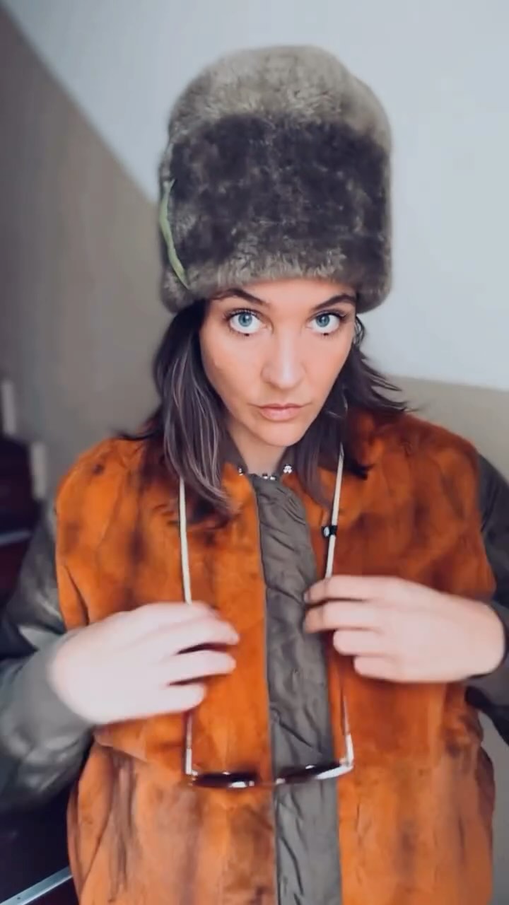 Wenn du auch noch einen alten Pelz, Lammfellmantel, eine Lederjacke oder ein Seidentuch im Schrank hast, sende uns ein Foto am Bügel mit ungefährer Größenangabe des Stücks via Instagram 📮 oder per Email 💌 an info@tobias-redesign.de und bekomme eine kostenlose Ersteinschätzung, Ideen und Beratung, was du mit Hilfe unseres Services daraus zaubern kannst. 🪄♻️💚
Wenn du 1:1 persönlich mit uns re/designen möchtest, besuche uns auf unserer Roadshow durch Deutschland, bei einem unserer tollen Partner, und buche dir jetzt schnell deinen kostenfreien Termin über Link 🔗 in Bio
Nächster Stopp
TEGERNSEE
♻️ 7. & 8. März
@modemoosbrugger
MÜNCHEN
♻️ 10. & 11. März
@antoniazander_official
🥂 10. März ab 17h
Drinks & Talks
@antoniazander_official
(Anmeldung über Link 🔗 in Bio)
Weitere Städte-Stopps der Roadshow werden im laufenden Jahr bekannt gegeben.
Sei‘ Teil der Veränderung 👌🏽#keepitintheloop
#upcycling #service #redesign #circularfashion #beforeafter #recycledfur #ausaltmachneu