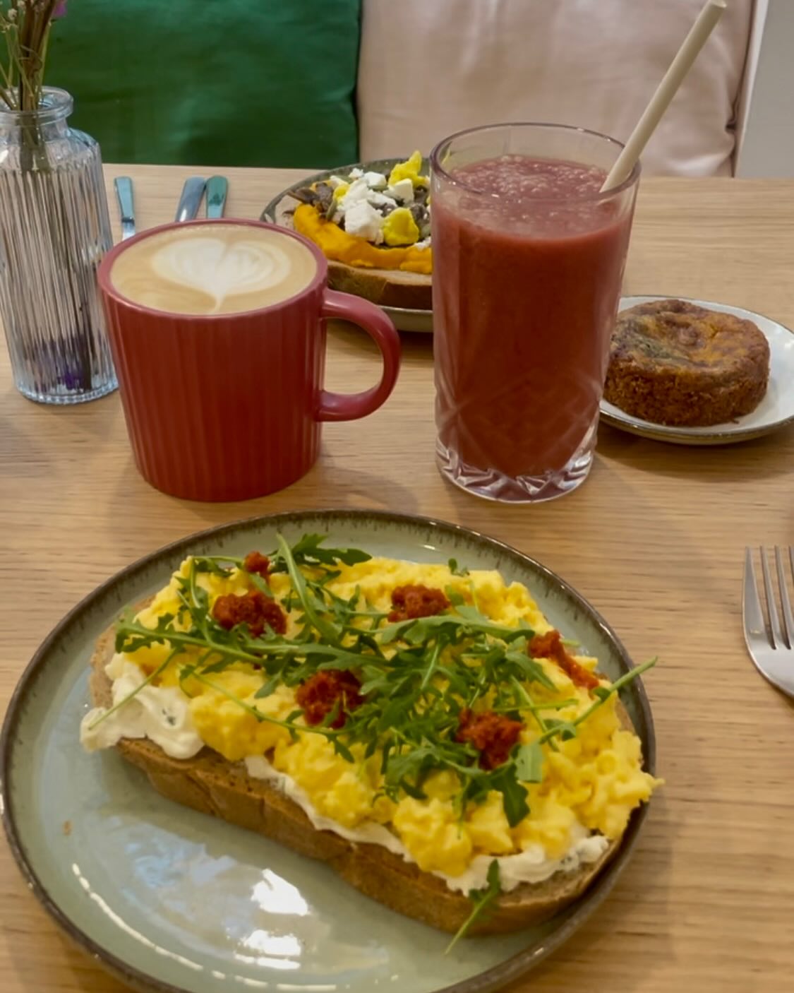 Petit-déjeuner des champions 🌻
Pas besoin de choisir si vous êtes plutôt team sucré ou salé le matin, chez Culottée on vous propose les deux 💙
Un petit-déjeuner avant d’aller travailler ça vous tente ? Sinon on se retrouve au brunch le week-end !
Pensez a réserver ♥️
https://www.culotteecafe.fr
#toast #petitdejsalé #breakfastparis #parismaville #pariseats #brunch #culotteecafe #frenchbreakfast
