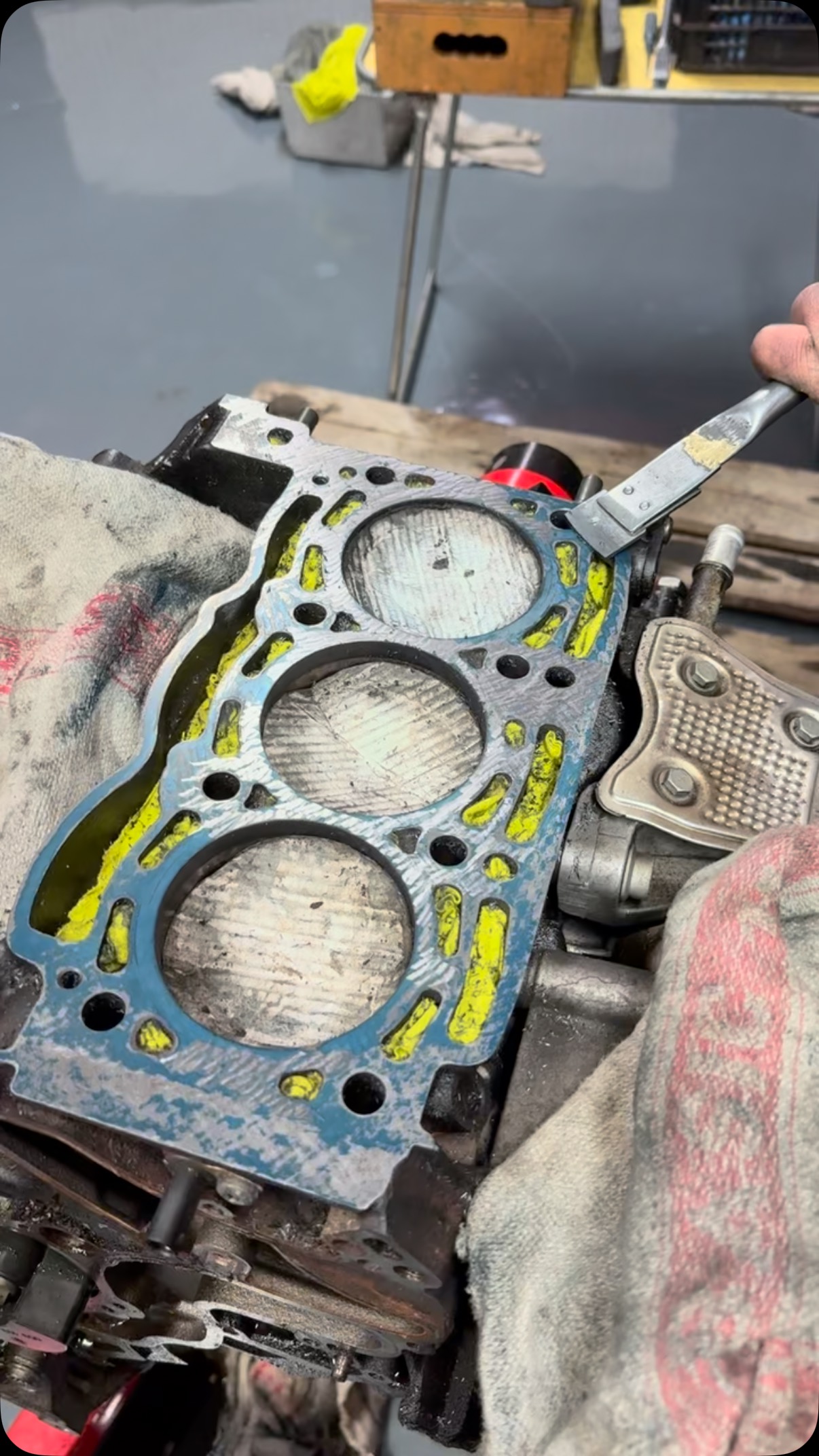 Rovnání bloku motoru 👨🔧
.
#engine #motor #v6 #diesel #work #repair #car #audi #quattro #power #auto #carporn #carservice #carvibes #mechanic #rebuild #insta #instagood #czechrepublic #czech #audisport #audiclubcz