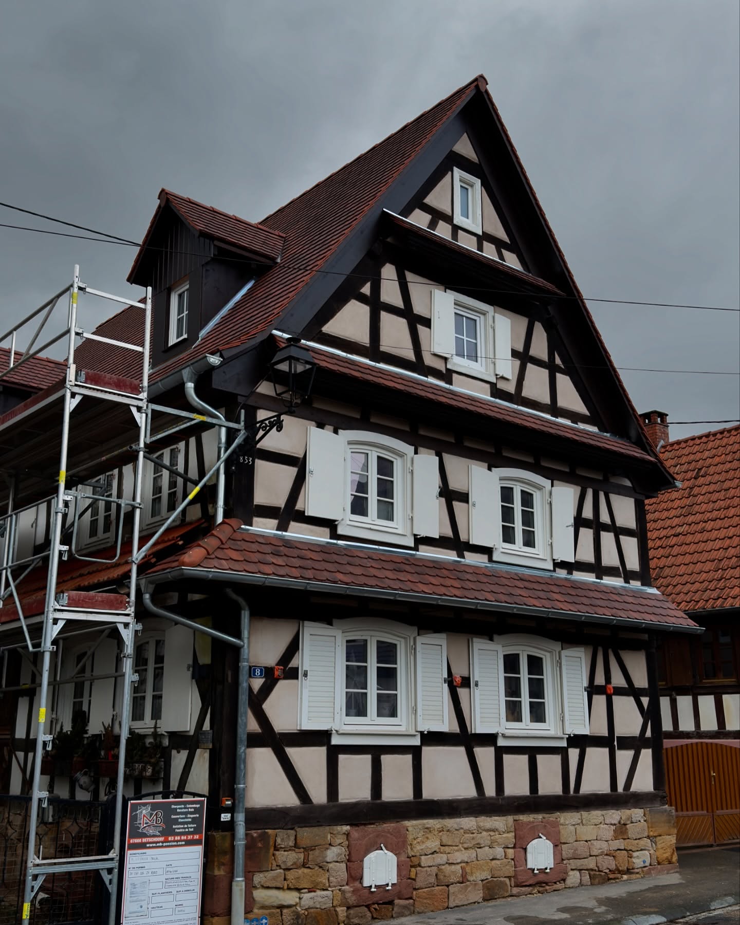 Rénovation d’une maison à colombages 🏡✨ Travaux d’isolation, couverture, zinguerie, renforcement et remplacement de charpente, pose de Velux. Un chantier complet pour redonner vie à cette belle demeure ! 🔨⚒️ #Rénovation #Charpente #Isolation #Toiture