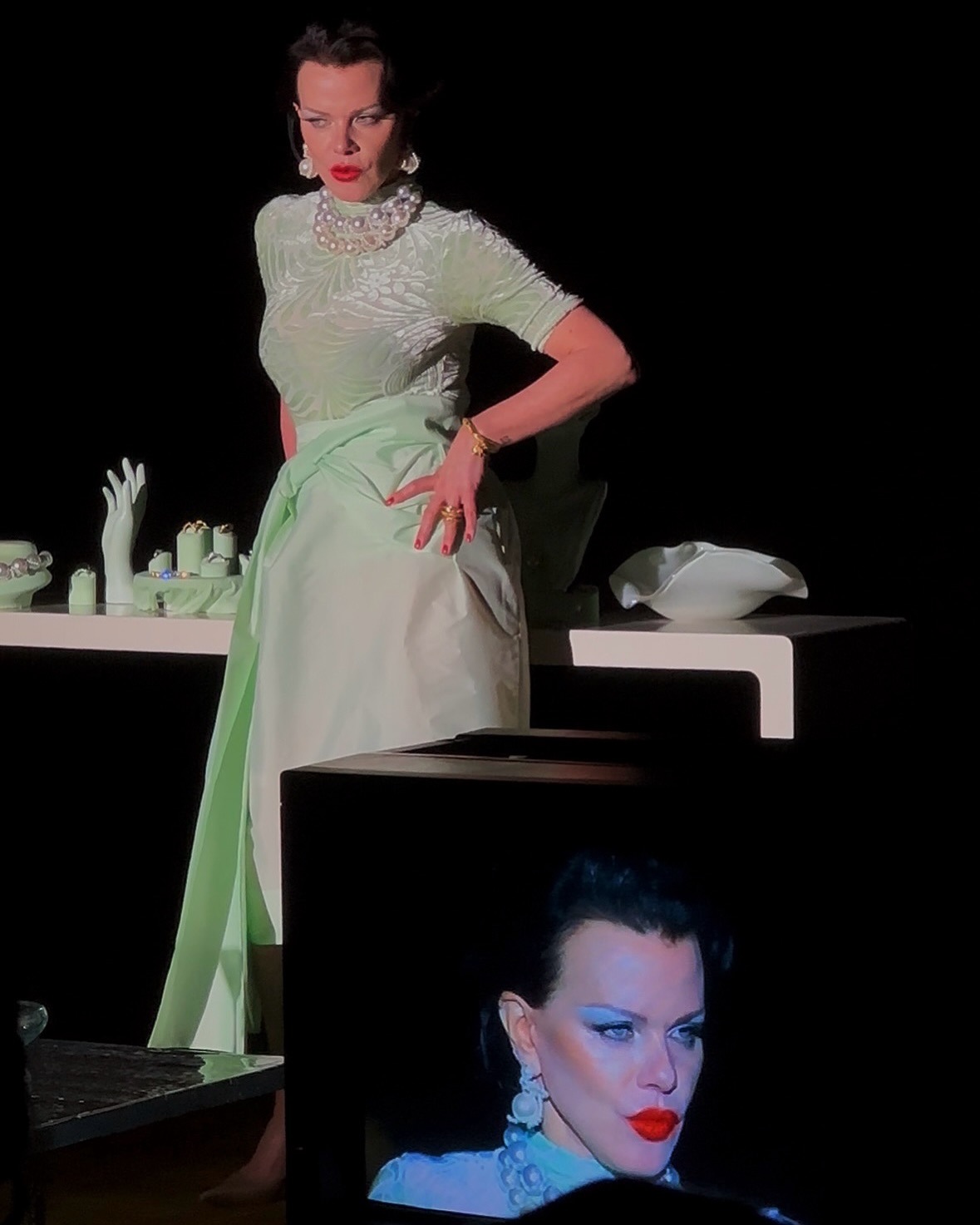 from incredible statement jewellery to the one and only debi mazar, @completedworks brought theatre to london fashion week.
our fashion editor @h_nicholson was in the room taking it all in. read his full rundown in a new article, live now. link in bio.