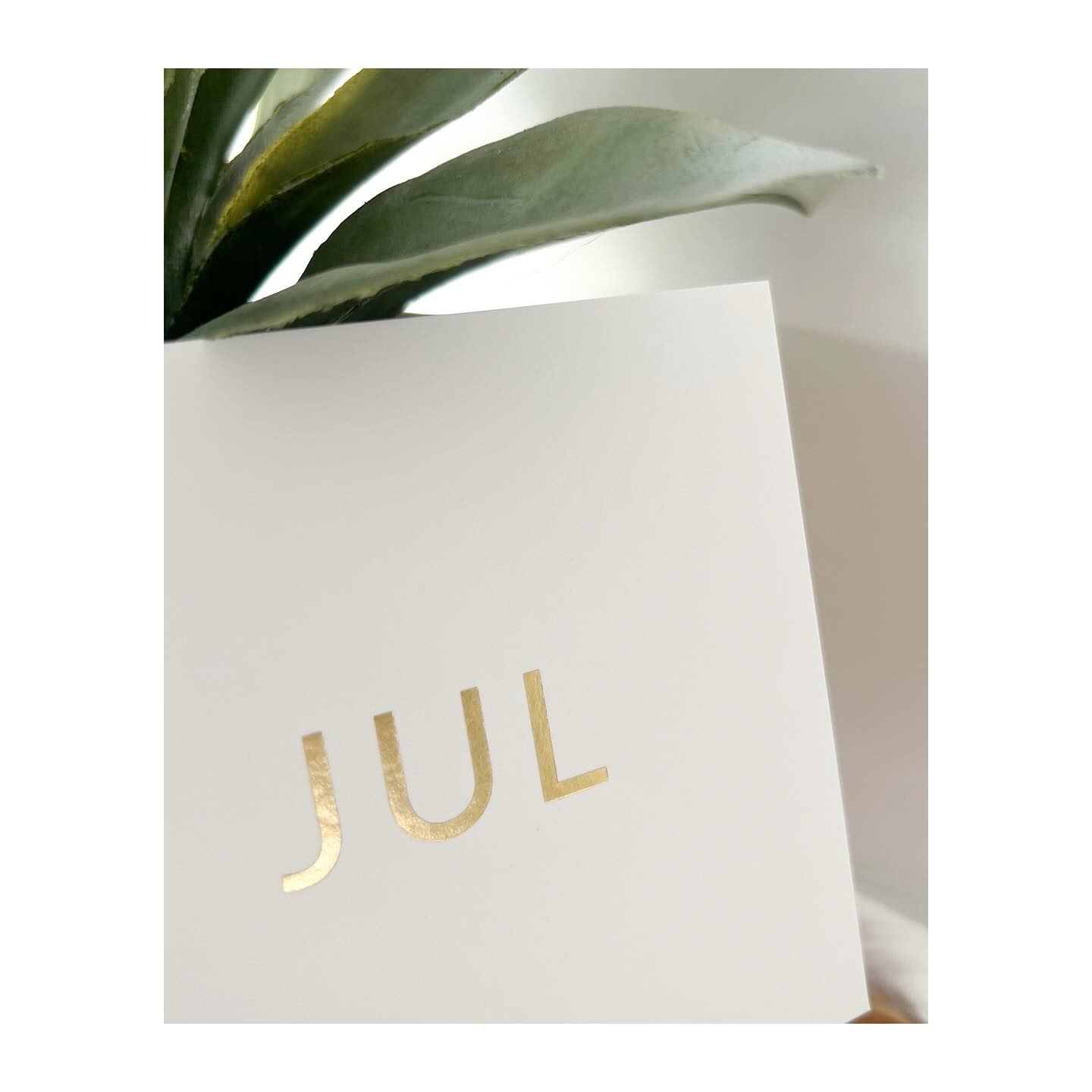 Welkom Jul 💛
Een minimalistisch kaartje met vooraan traditionele gouden foliedruk en achteraan letterpress.
.
.
#geboortekaart #geboortekaartje #geboortekaartjes #baby #studioflo #folie #foliedruk #goud #goudfolie #letterpress #diepdruk #hotfoil #drukwerk #babyontheway #babyboy #zwanger2025 #itsaboy #zwanger #20wekenzwanger #mommytobe #studioflo #eenvoud #eenvoudigkaartje #minimalistisch #ontwerp #grafischontwerp #doopsuiker #suikerbonen #birthannouncement #cartedenaissance #graphicdesign