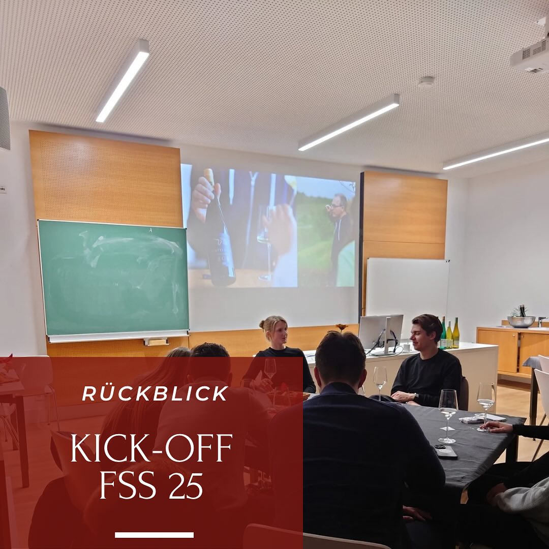 Am 20. Februar sind auch wir mit unserem Kickoff in das neue Semester gestartet. Wir konnten dabei viele neue interessierte Studierende im Mannheimer Schloss begrüßen und mit auf eine Reise durch unterschiedlichste Weinstile und Anbaugebiete nehmen. Es konnten die folgenden 7 Weine probiert werden:
1. Bouvet-Ladubay Saphir Brut 2022
2. Flick F. Vini et Vita Riesling 2022
3. Petri Honigsack Riesling 2022
4. Ruser Gutesel RK Barrique 2022
5. Pfeffingen Ungstein Scheurebe 2023
6. Reibold Spätburgunder Freinsheim 2020
7. Eguren Ugarte Rioja Reserva 2016
Wir danken ganz herzlich für diesen ausgesprochen schönen Abend!
Cheers, euer vinUM-Team
#vinUM #mannheim #unimannheim #wein #kickoff #weinprobe #weinliebhaber
