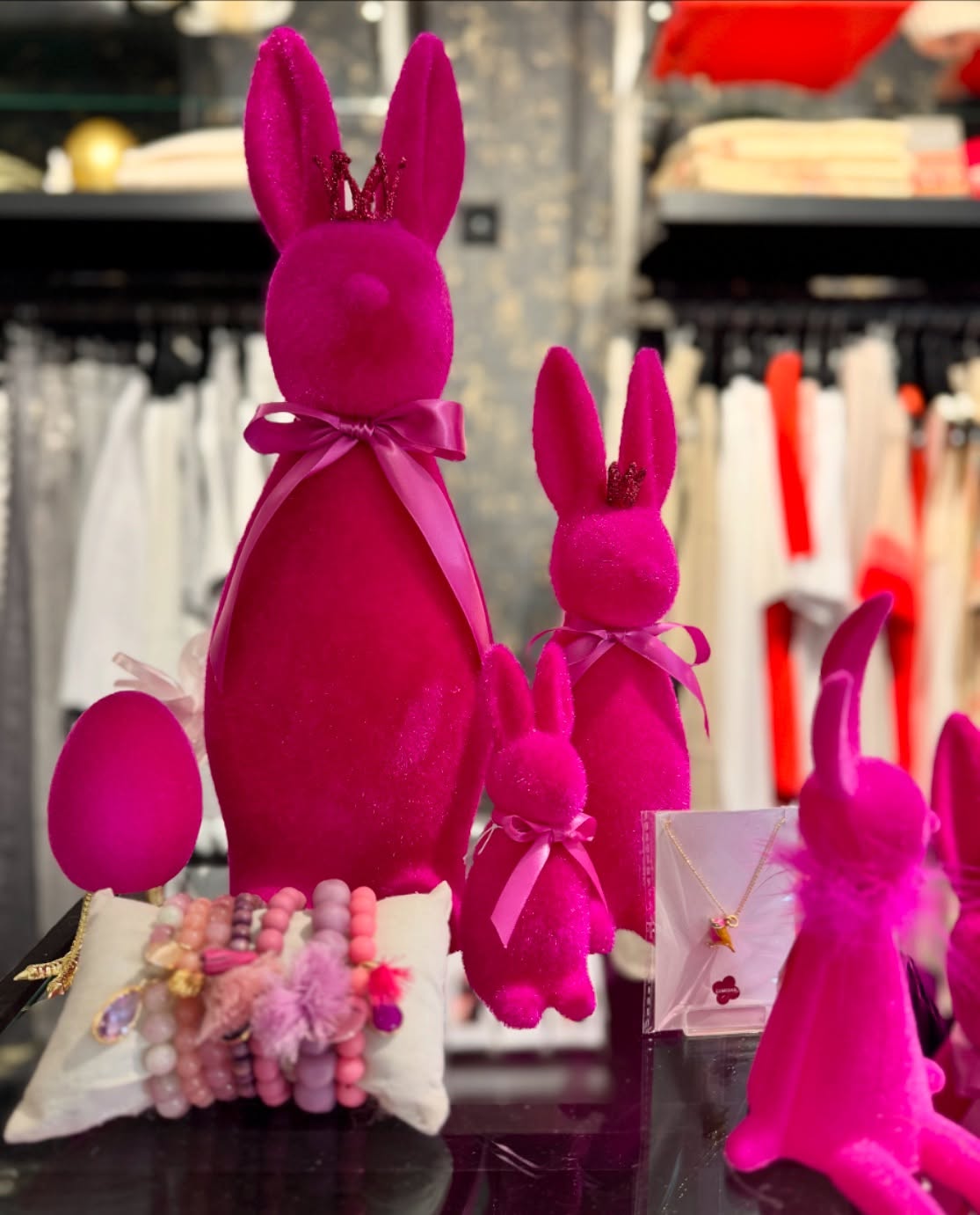 Spring vibes with a touch of glamour! 💖 Unsere königlichen Osterhasen in kräftigem Pink bringen Farbe, Eleganz und Frühlingsgefühle in dein Zuhause. Entdecke stilvolle Deko-Highlights und besondere Geschenkideen – exklusiv bei uns! 🐰🌷 #SpringGlow #LuxuryEaster #ConceptStoreMagic