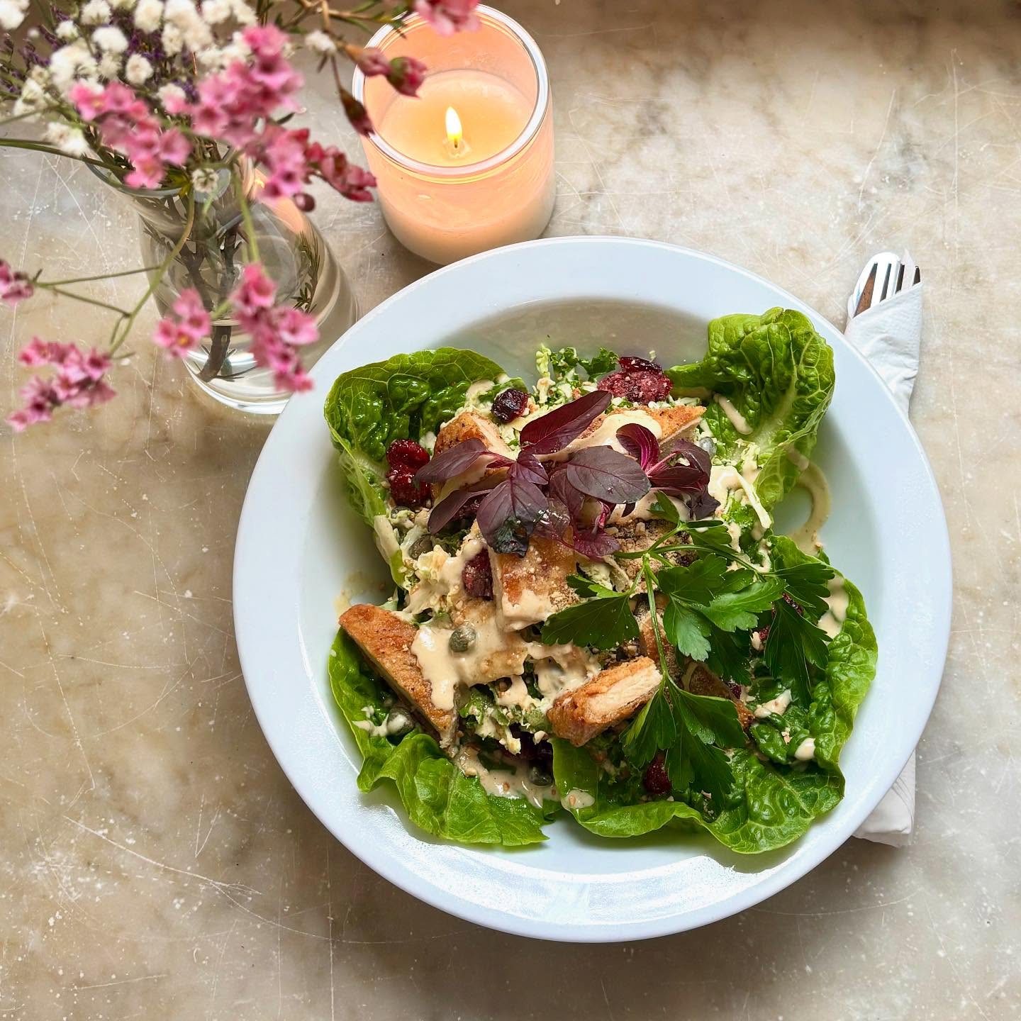🌱 Har du nogensinde fået vegansk Cæsar Salat? 🥬
Uden hønsekylling og ansjoser, har vi en helt vanvittig smagsoplevelse med vores nye Cæsar salat! 😍
Skal du også prøve de noget frisk til den nyopstartet forår? 🌱
——
🌱 Have you ever had a vegan Caesar Salad? 🥬
Without chicken and anchovies, we have a completely crazy taste experience with our new Caesar salad! 😍
Do you also want to try something fresh for the newly started spring? 🌱