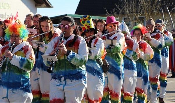 🎉🌈 Faschingsumzug’25 in Neusserling! 🌈🎉
Unser Musikverein Herzogsdorf hat sich in ein spektakuläres Regenbogen-Kostüm verwandelt und die Straßen zum Beben gebracht! 🎶💃
Die bunten Farben und die mitreißende Musik haben nicht nur die Zuschauer begeistert, sondern auch uns selbst! 🌟✨ Es war ein tolles Gefühl, gemeinsam zu feiern und die Freude des Faschings mit allen zu teilen 🥳
#Fasching2025 #MusikvereinHerzogsdorf #buntwiediemusik #Regenbogen #BuntesTreiben #GemeinsamFeiern #musikverein #blasmusik #faschingskostüm