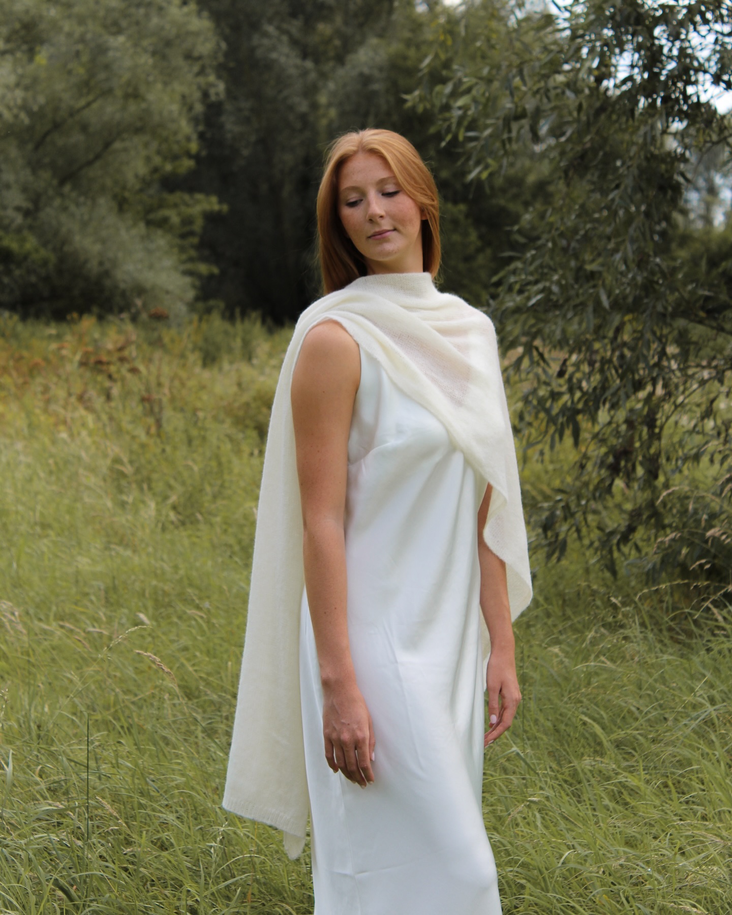 Giselle 🤍🦙 de meest veelzijdige bruidssjaal. Draag het extra laagje warme als sjaal, stola, losjes over de schouders of ga voor een dramatischer “open back” effect en laat hem achteraan open hangen.
Wat is jullie favoriet? 🥰
Bridalscarf winterwedding winterbruid bruidsoutfit belgischebruid bruidsmode