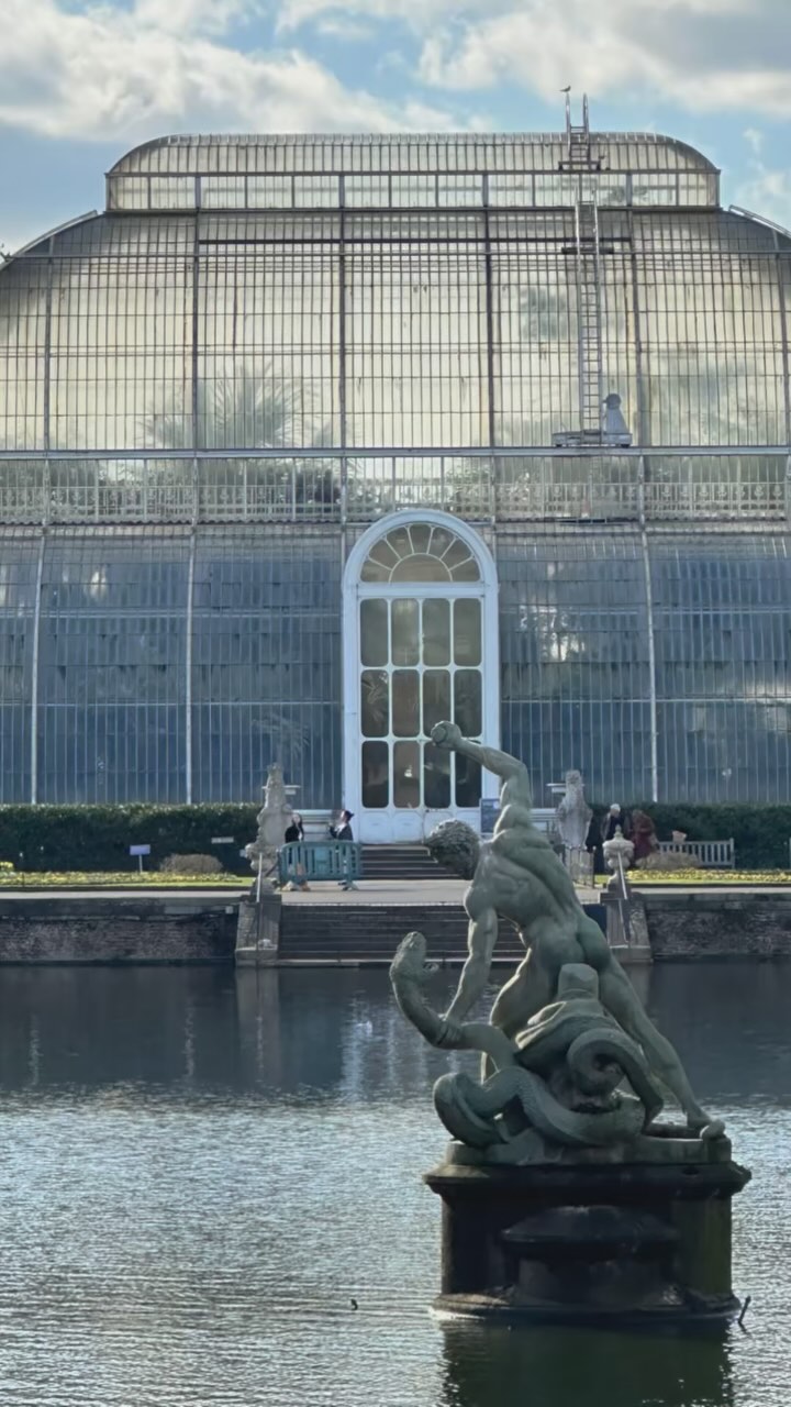 Last visit to Kew gardens ! I took advantage of my last visit to London to stock up on emotions and photos at Kew. A place where I marvel at every step. So while waiting for new paintings, I’ll take you there in photos!
Dernière visite aux jardins de Kew ! J’ai profité de mon dernier passage à Londres pour faire le plein d’émotions et de photos à Kew. Un endroit où je m’émerveille à chaque pas. Alors en attendant de nouvelles toiles, je vous y emmène en photos !
#inspiration #kew #kewgardens #frenchpainter #artistsoninstagram #plantphotography #plantslovers #plantsmakepeoplehappy #plantpainting #botanical #gardenhistory #gardenlove #instaplant #nadegemarneffe @kewgardens