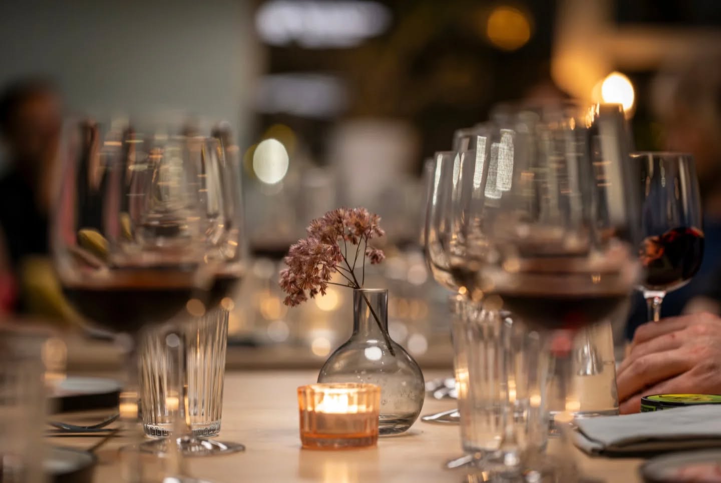 Vin, kvinnor och pasta!
Vi hyllar kvinnliga vinproducenter runt om i Europa med att hålla en vinprovning på Internationella Kvinnodagen. Vår sommelier för kvällen Caroline Tjernlund @tjecar berättar mer om vinerna och om deras producenter.
Dagen till ära har vi en specialmeny att välja ifrån där det finns en pasta gjord av Cicci på @liljedahlsbackyard .
Vi provar viner, äter gott och skålar tillsammans för att hylla alla kvinnor på plats!
När: Lördagen den 8 mars, provningen startar kl.18.00 och håller på till ca 19:00. Kom gärna in i god tid och häng med oss innan. Vi håller dörrarna öppna från kl.16:00 till sent.
Var: Hos Vinarium - din bistro och vinbar i Göteborg vid Munkebäcks Allé 10. Flera olika spårvagnar går till Munkebäckstorg så det är lätt att ta sig hit.
Pris: Vinprovning 4 viner à 450 kr per person
Vinprovning 4 viner inkl. 2 rätter från kvällens specialmeny à 695 kr per person
Vinprovning 4 viner inkl. 3 rätter från kvällens specialmeny à 795 kr per person
Vill du vara säker på att få en plats, så bokar du ett bord via vår webbplats alternativt maila info@vinarium.se. Drop-in i mån av plats.
#winetasting
#internationellakvinnodagen
#göteborg
@marcorimola_photo