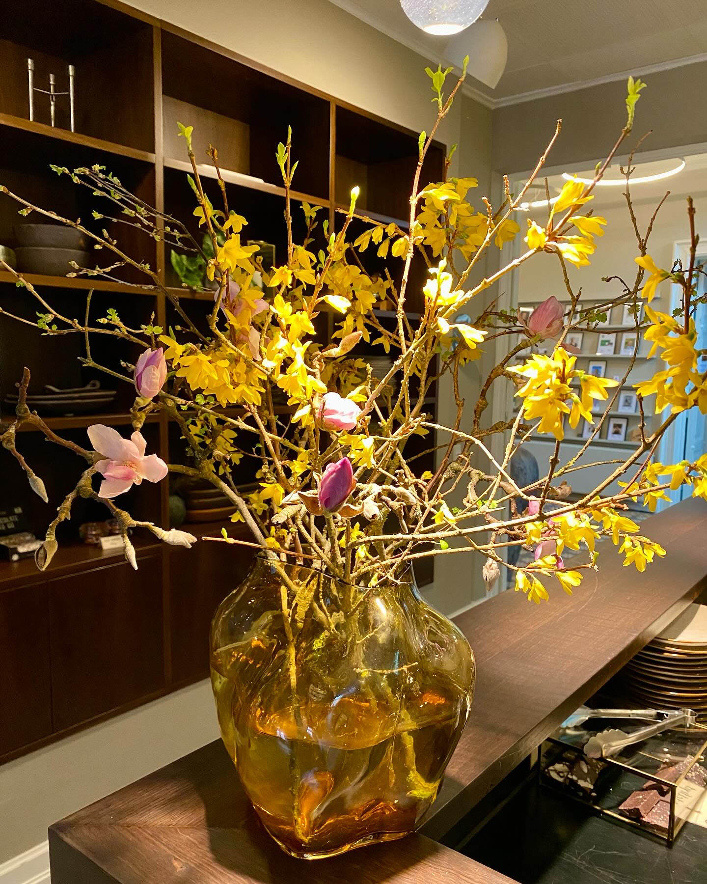 Der er forår i luften og Lehns Hus leverer allerede de smukkeste grene. Vores dejlige fællesskab fyldte 6 år i lørdags og det blev vanen tro fejret med brunsviger til verdens bedste medlemmer - og selvfølgelig et team W2G med flag. Hip hip hurra for 6 vilde og fantastiske år 🙌🏻