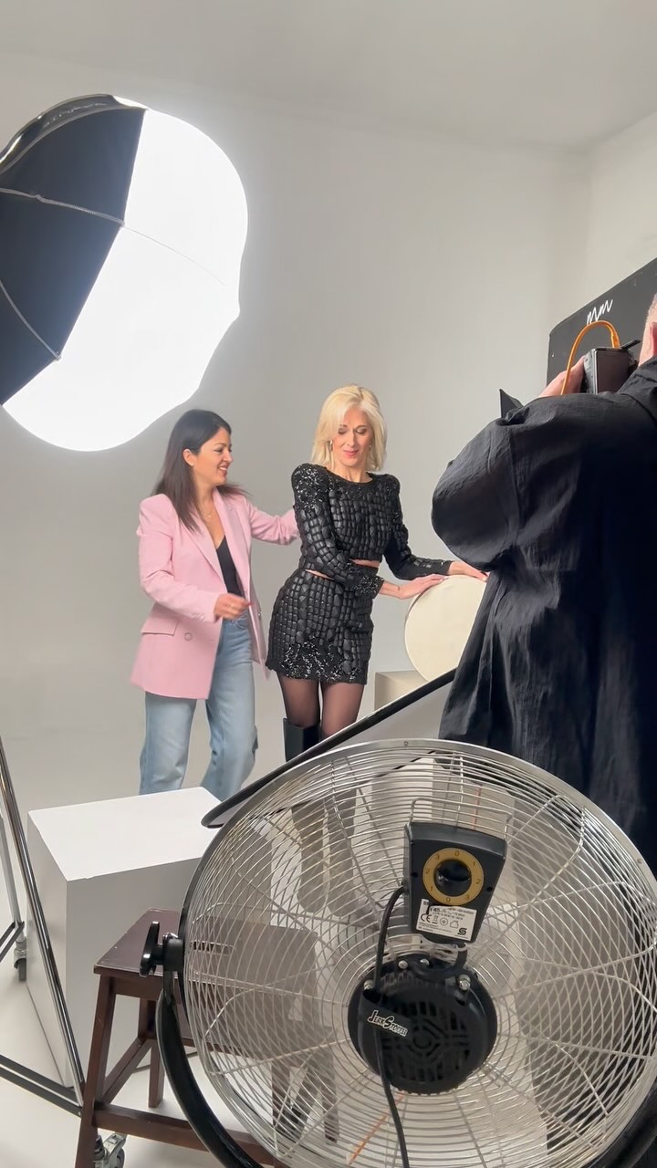 Kulisszatitkok✨
Nemrég Wolf Katit stylingoltam és erről hozzam most Nektek egy videót.😉 Enjoy!😘
🎤: @wolfkatiofficial
📸: @atilianofelice
👗: @personalshopperzipy
💄: @epresjudit
💇🏼♀️: @krisztagallo
@mmstudiobudapest
#bts photoshooting #stylist #stylistlife #wardrobestylist #wolfkati #personalshopper #fashion