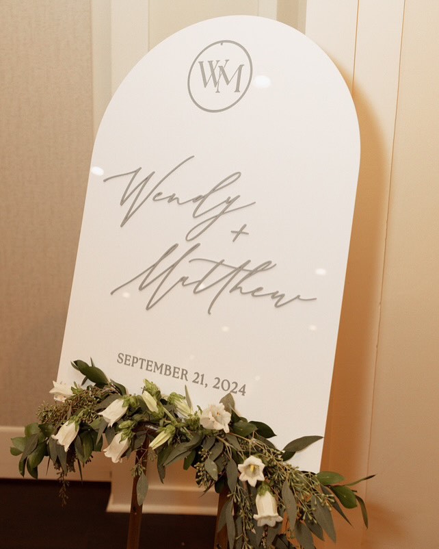 Throwing it back to this stunning late summer wedding✨
Photographer: @kellystevens.photo
Hairstylist: @beautylounge.bylex
Makeup: @chelseaelizabethbeauty
Florals: @dierschflowers
DJ: @djartiev
Signage: @montana_sign x @designhousebybrittany
Venue: @saphireeventgroup
Dress & veil: @justinalexandersignature from @bostonbridalatelier
Shoes: @converse
Day of fragrance: @jomalonelondon