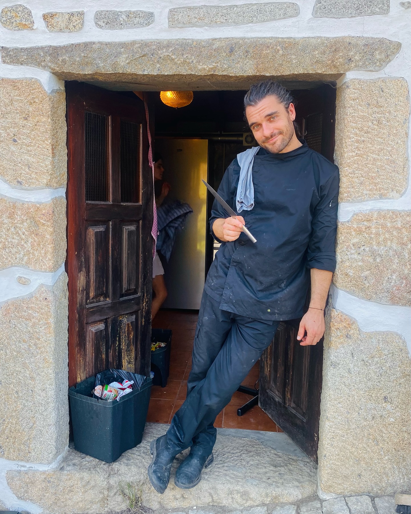 Chef de cuisine!
Giel himself is head of the kitchen at Deveza.
He likes to challenge himself every year with new and improved dishes to spoil your tastebuds!
Because love goes through the stomach, right? ♥️
•
#chef #chefgiel #glampingportugal #glamping #portugalretreat #retreatportugal