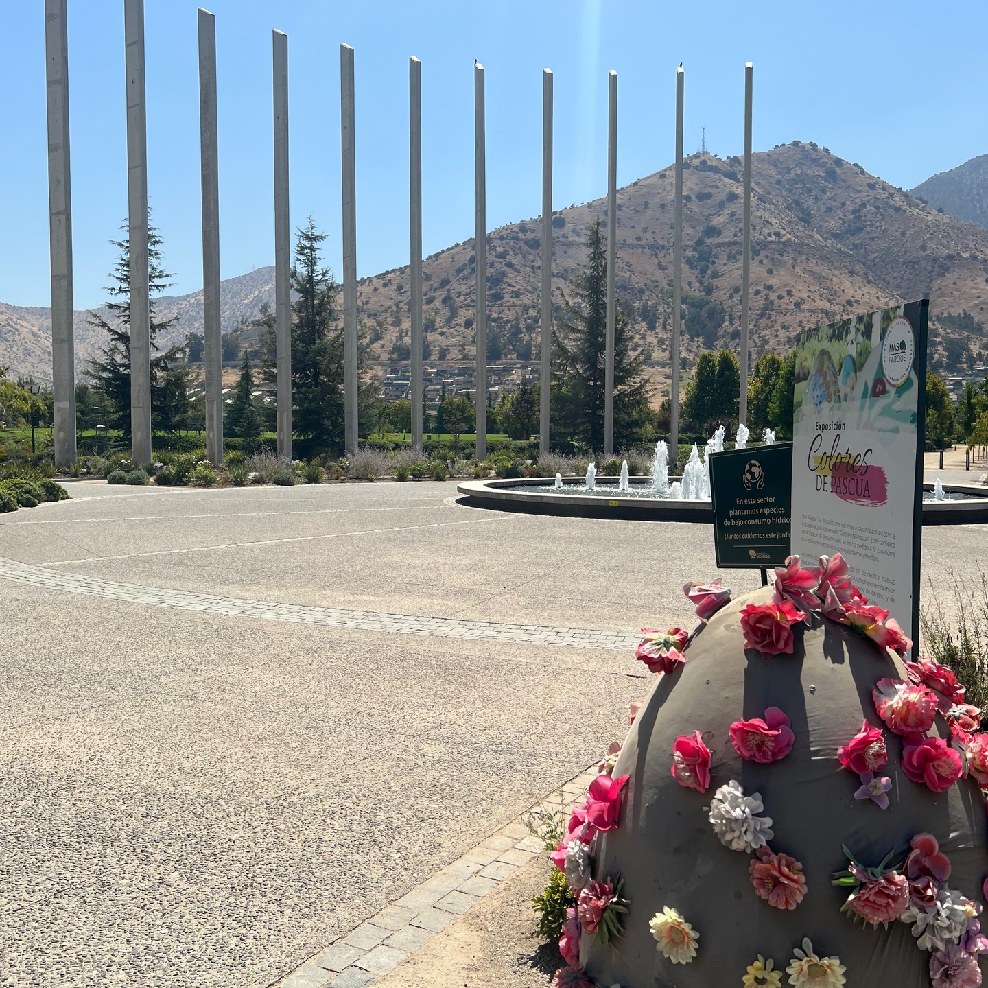 Besuch bei meinem Vater im Parque del Recuerdo Santa Clara am 26. Februar 2025. Ein besinnlicher Moment bei 34°C mit einem kurzen Probeliegen unter der Aufsicht eines einheimischen Vogels. Anschliessend noch einmal im kunsthandwerklichen Pueblito Los Domínicos und Einkauf von Mitbringseln. Ein pastel de choclo lag dann aber wegen des überraschenden nationalen Stromausfalls nicht drin. Dafür aber ein währschafter Sandwich (die Gasherde gingen ja alle noch). Danach schlossen alle Geschäfte frühzeitig. Ein Uber bestellen übers Handy wurde unmöglich. Ein zufälliges Taxi brachte mich nachhause. Tee und auch alles andere bei Kerzenlicht. Hängen am batteriebetriebenen Radio. Und kurz bevor die Handys vollständig den Geist aufgaben, kam der Strom schrittweise und von Norden nach Süden zurück … #familienbesuchchile #ccaatsantiago2025 #lebensübergang #überquerungen #parquedelrecuerdo #pueblitolosdominicos #apagonnacional