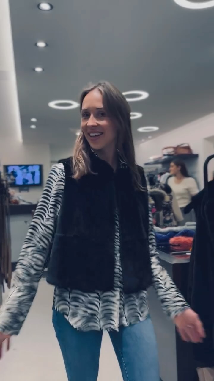 Diesen Freitag geht die RE/DESIGN Roadshow los! Erster Stopp: der wunderschöne Tegernsee @modemoosbrugger
Nutze deine Gelegenheit, die RE/DESIGN Ladies den ganzen Freitag und Samstag wahrend der Öffnungszeiten im Laden in Rottach-Egern anzutreffen.
Wie das funktioniert?
1. 📅 Termin buchen (über Website: www.tobias-redesign.de/roadshow)
2. Dein eigenes ungenutztes Material mitbringen (z.B.: Pelzmäntel, Lederhosen, Lammfelljacken oder Seidentücher)
3. Sich inspirieren lassen und eine kostenfreie und unverbindliche Beratung erhalten, was man aus deinen alten Stücken ‚neues’ zaubern kann. 🪄♻️💚 #keepitintheloop
Wir freuen uns auf euch!
#upcycling #service #circularfashion #fashion #storeevent