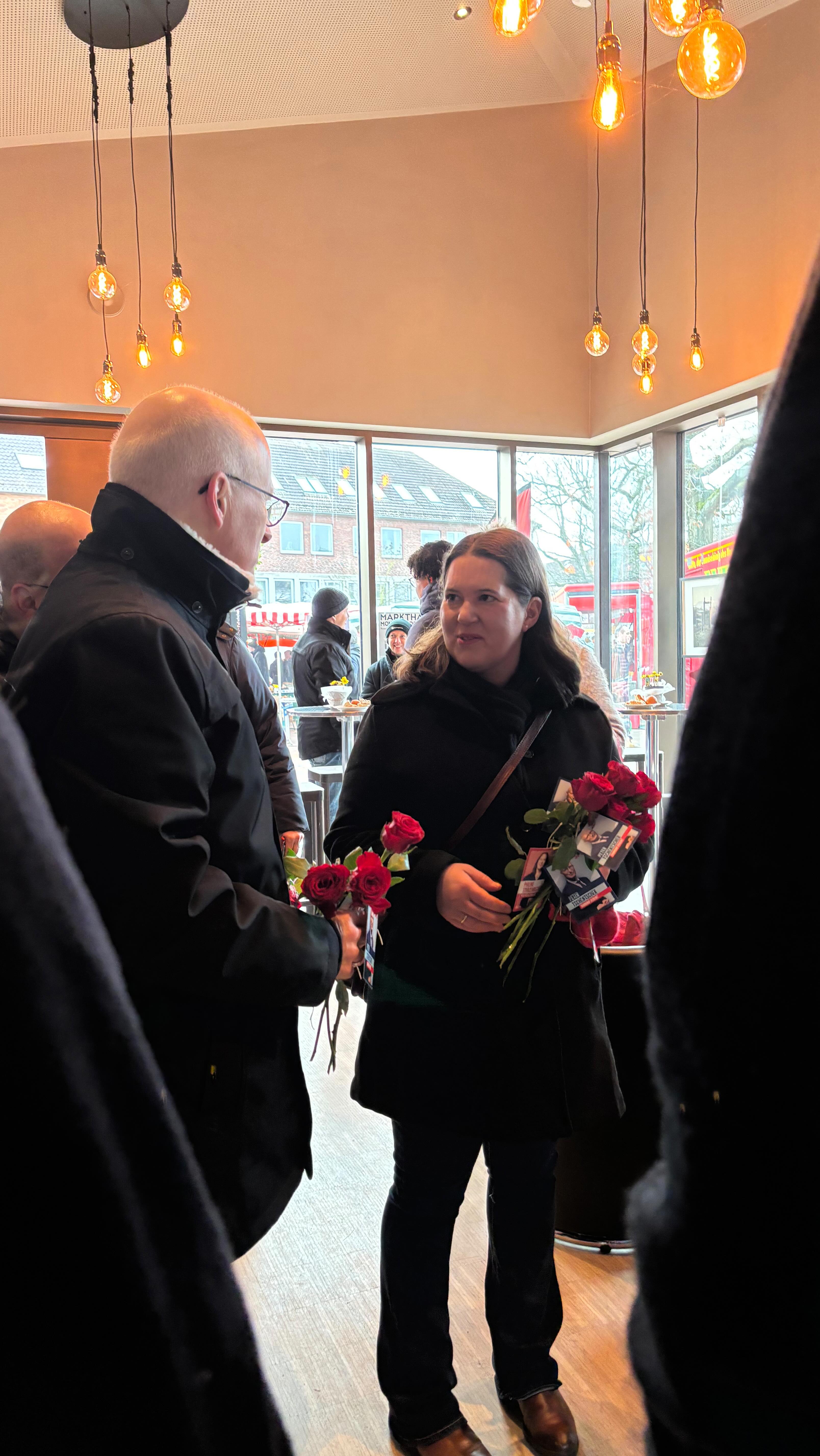 Wow. Wir haben es geschafft und gemeinsam den Winter-Wahlkampf bzw. die Wahlkämpfe überstanden. Viel geredet, viel diskutiert, aber auch viel Zuspruch erfahren, dass Hamburg gut regiert wird. Das spornt an und gibt Kraft, wenn man nach langen Tagen in der Kälte und den unzähligen Treppenhäusern im Wahlkreis droht schlapp zu machen. Das alles geht nicht ohne die Unterstützung von ganz vielen Menschen, die sich mit guter Laune, Motivation und viel Kaffee Woche für Woche in den Wahlkampf gestürzt haben. Tausend Dank, insbesondere an meinen tollen Distrikt @spd_bin, die @jusos.altona und die grossartigen Leute aus der ganzen @spdaltona! Und auch ein besonderer Dank an meine Familie und meine Freunde, die nicht viel von mir hatten in den letzten Wochen, aber immer zur Stelle waren! Auf den heutigen Tag haben wir hingearbeitet, also los geht’s - frühstücken und wählen gehen! Natürlich alle Stimmen für die SPD 😉 #hamburgvereint #bürgerschaftswahl2025 #spdhamburg