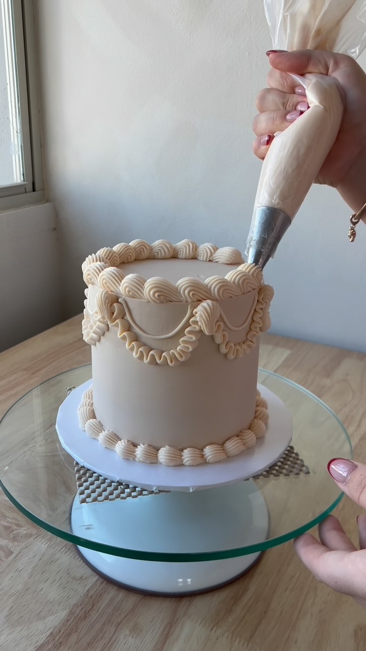 Decorando uno de nuestros Signature Cake 🤎