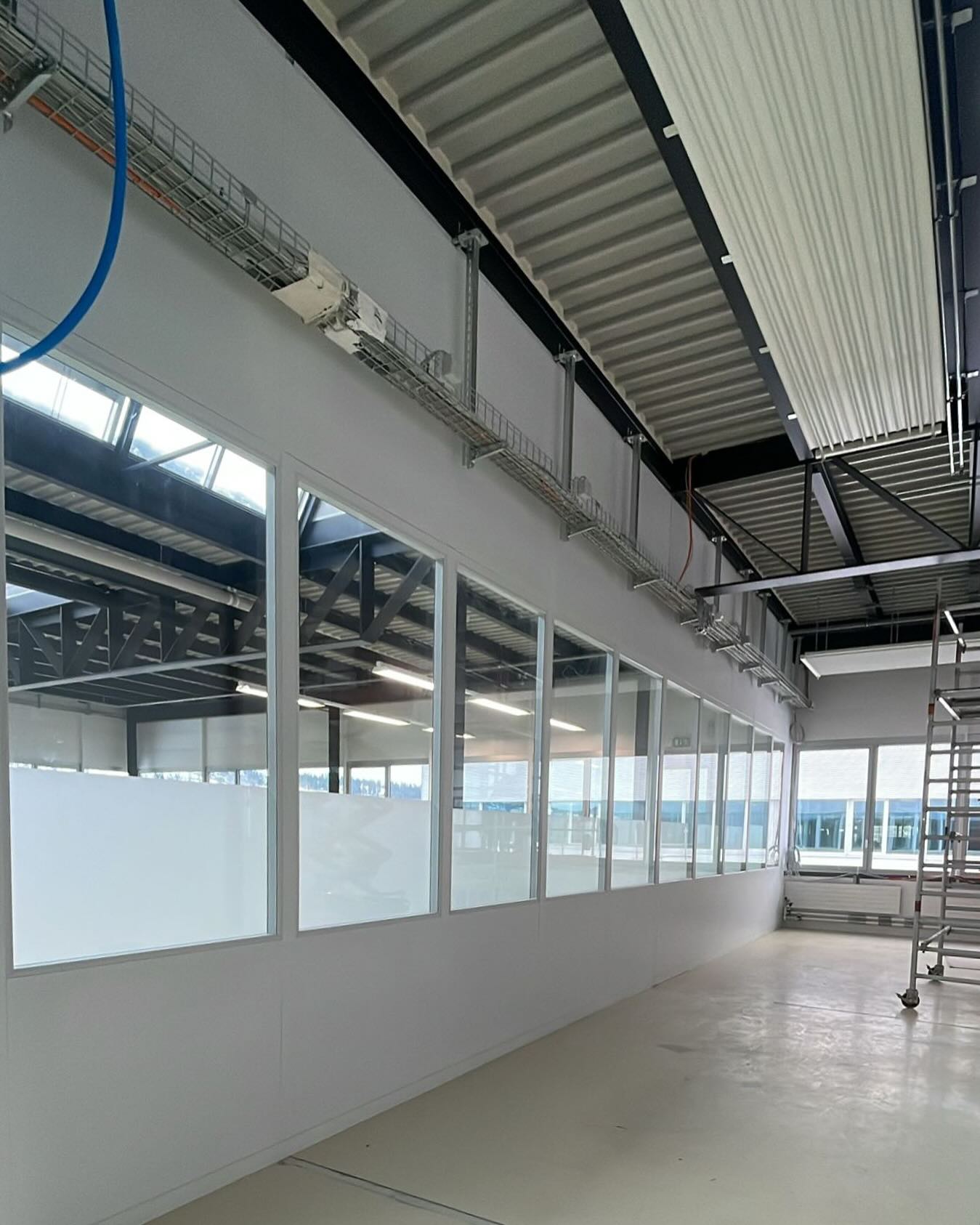 Faire du neuf avec du vieux… déjà 1’000 m2 de cloisons réalisés en 2025…
#peintureelectrostatique
#cloisons
#bestteam