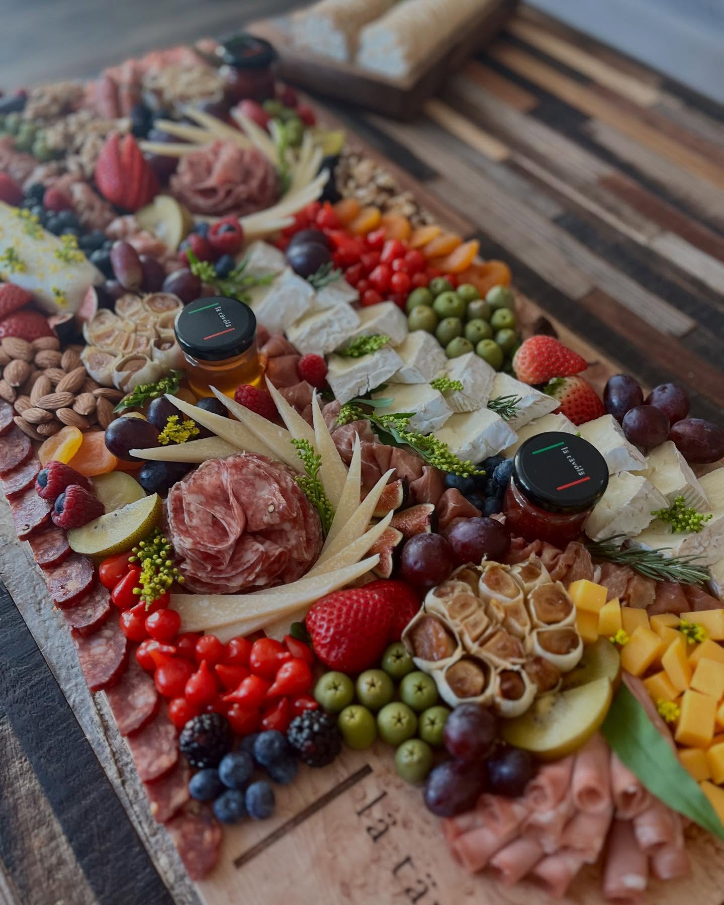 A little #Oscars snack. 🎬
#mangiamo
#charcuterie #charcuterieboard #grazingplatters #grazingboard #grazingtable #grazing #graze #salumeria #austin #salume #italian #charcuterietable #formaggio #cheese #glutenfree #keto #paleo #foodporn #grazingboxes #foodie #antipasto #antipasti #atx #austincharcuterie #italianfood #grazingboards #atxfood #latavolatx