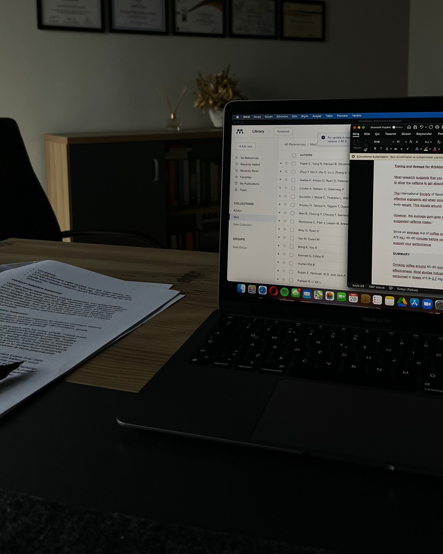 Beslenme, sürekli gelişen bir bilim dalıdır. Yeni araştırmalar, besinlerin sağlık üzerindeki etkilerini daha ayrıntılı bir şekilde anlamamıza olanak tanır ve beslenme bilimi, her geçen gün daha derinlemesine bilgiler sunmaktadır. Bu, beslenme alanında yapılan çalışmaların dinamik ve güncel olduğunu gösterir. Yani, bir yıl önce doğru kabul edilen bir bilgi, yeni bulgularla güncellenebilir.
Beslenme alanında popüler kültürden, sosyal medyadan veya geleneksel medyadan alınan bilgiler genellikle geçerliliği sorgulanmamış, eski ya da eksik olabilir. Bu sebeple, bilimsel literatürle desteklenmeyen veya güncel araştırmalara dayanmayan bilgi ve önerilerden kaçınmak önemlidir.