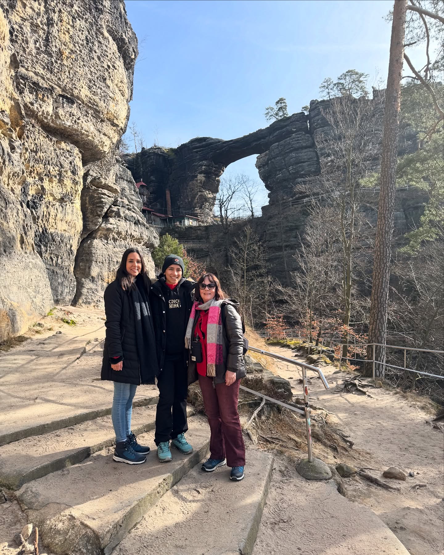 Tour en español con dos turistas increíbles ♥️
#czechhikes #bohemianswitzerland #bastei #prague #czequia