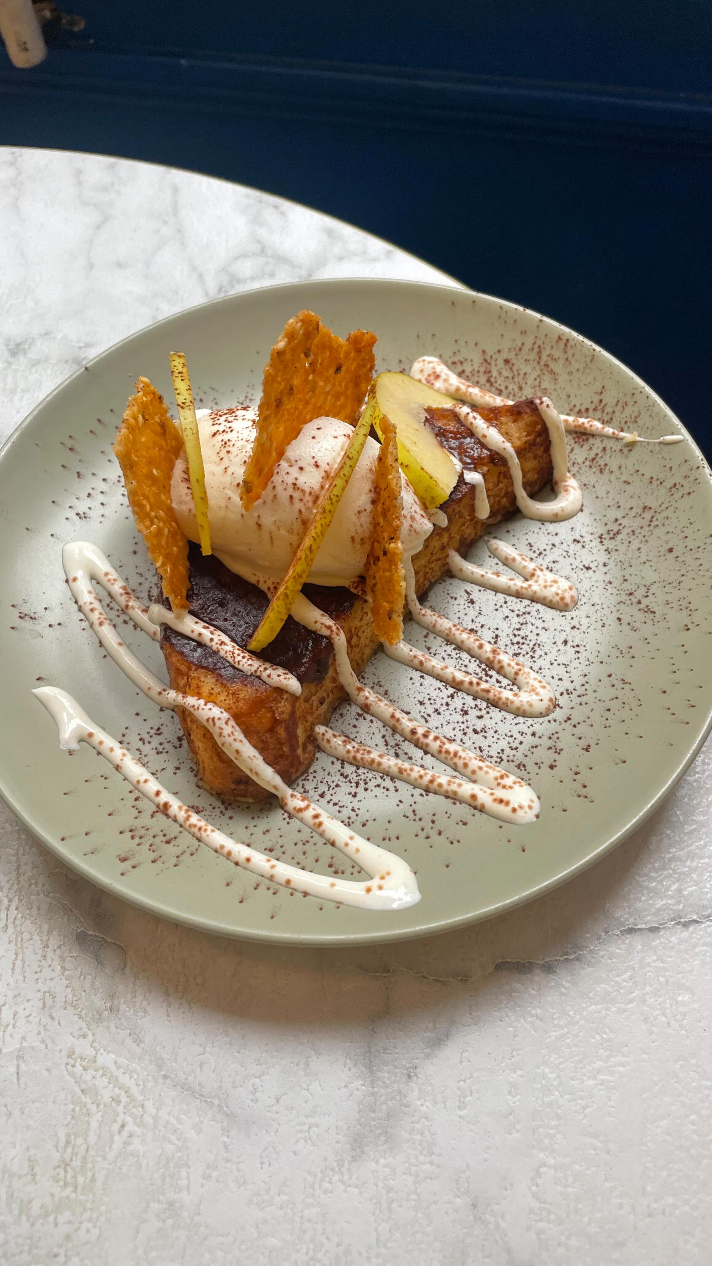 BRIOCHE PERDUE 💙🤤
Façon cinnamon roll, hyper onctueuse avec un beurre cannelle et une sauce cream cheese citronnée.
Fondante et hyper gourmande 🌻
#frenchtoast #breakfastparis #brunch #briocheperdue #foodie #culotteecafe #coffeeshop