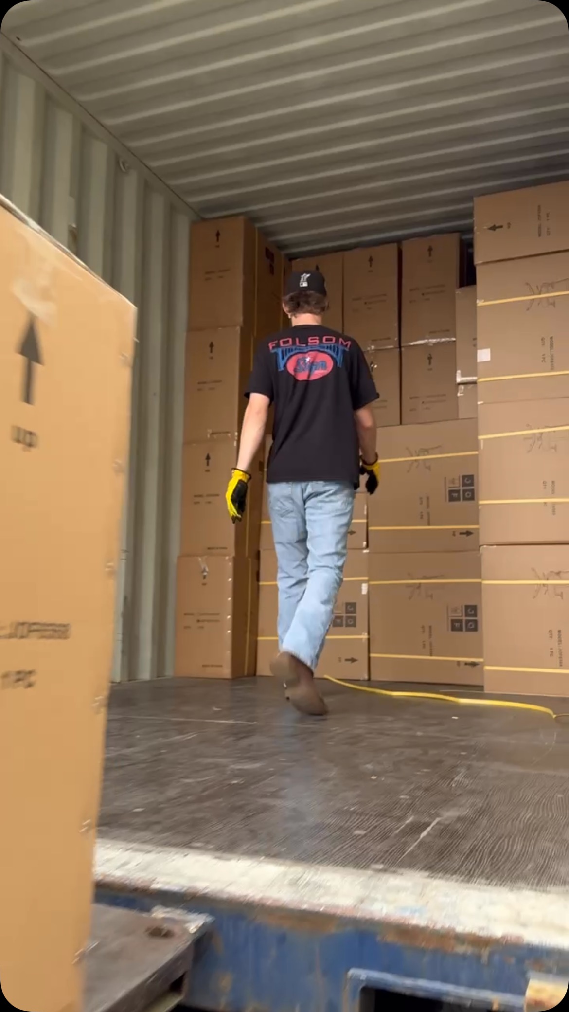 Chair delivery day! 🚛💺 Our team is unloading a fresh container full of task chairs, executive chairs, and guest seating—ready to hit the showroom! Need the perfect chair for your workspace? We’ve got you covered. 👏 #JamesvilleFurniture #OfficeChairs #WorkspaceEssentials