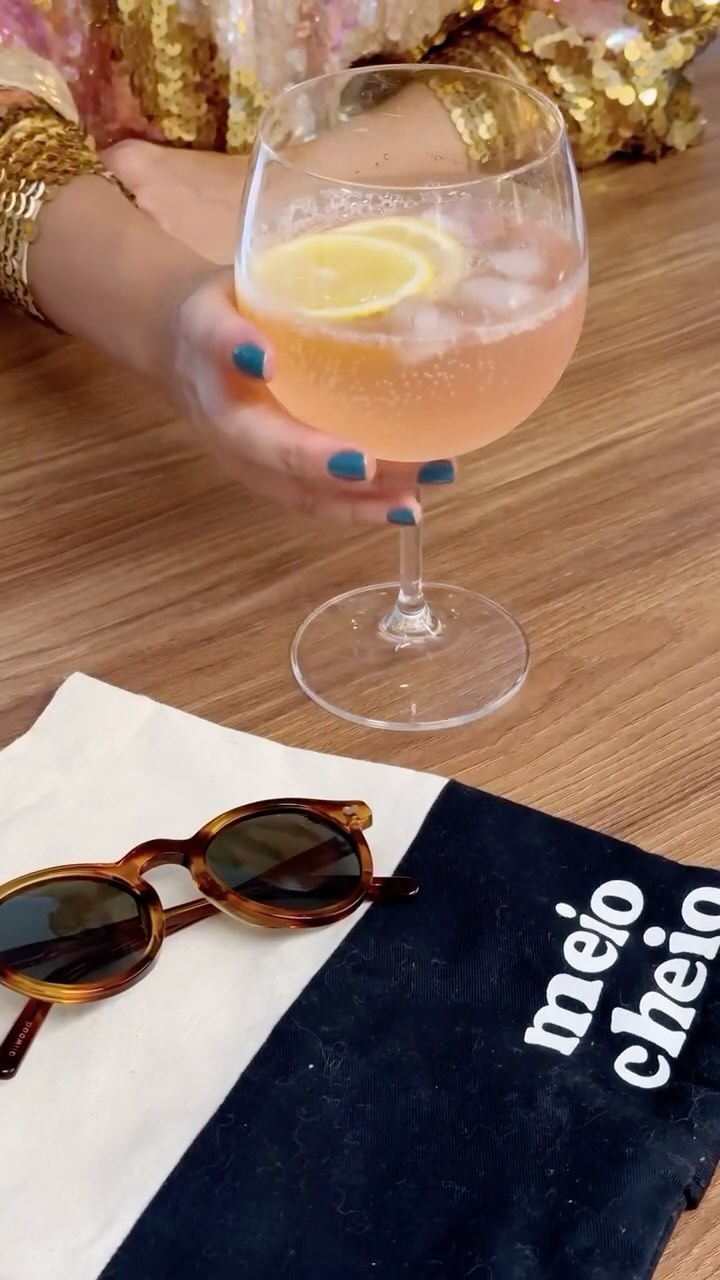 Pink Lemonade, Limonada Rosa, Limonada de Cranberry, Refresco Cor-de-Rosa… para você que curte o Carnaval, mas prefere um virgin drink, essa é a opção perfeita: leve, azedinha na medida certa e cheia de sabor! 💖🍋
Receita de Pink Lemonade:
• Suco de 1 limão siciliano
• 1/3 de xícara de açúcar ou mel
• 500ml de água com gás
• 1/2 xícara de suco de cranberry*
• Gelo e fatias de limão para decorar
Obs: algumas versões do suco de cranberry já vêm misturadas com solução gaseificada, como a que usamos no vídeo. 😉
Mistura tudo e tá pronto! Fácil, refrescante e perfeito para compartilhar, assim como a nossa Bolsa da Bazica, que te acompanha com praticidade para onde o Carnaval te levar. E para completar o look, os óculos incríveis da @allwood.brasil deixam tudo ainda mais estiloso! 😎✨
Quem vai testar essa receita? Marca aqui os amigos que vão amar! 👇
#PinkLemonade #VirginDrink #BebidaSemÁlcool #Refrescância #SouBazica #ProdutoArtesanal #Sustentabilidade #CarnavalComEstilo #Allwood