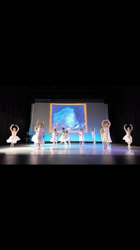 Thank you @balletdesmoines and @tommattinglydance for this amazing collaboration. I feel honored that your excellent dancers performed to selected movements of my 6 Piano Sonatas in the 3 acclaimed ballet shows 'See the Music (Hear the Dance)'! Here, pianist @djburnpiano plays the 2nd Movement of my 2nd Piano Sonata in D flat Major, Op. 7/1. Thanks, Douglas, for your great performance!
.
#piano #pianolovers #pianoplayer #pianosolo #pianistsofinstagram
#neoclassical #neoclassicalmusic #piano #pianist #classicalpianist #balletlife #balletdesmoines #tommattinglydance