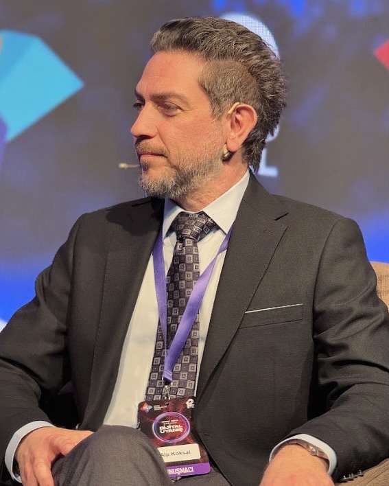 12. Eğitim Teknolojileri Zirvesi (ETZ 25) geçtiğimiz hafta İstanbul’da gerçekleşti. Bu yıl ETZ’de “Geleceği Şekillendiren Yetenekler” başlıklı panelde çok kıymetli isimlerle birlikte sahnedeydim.
Tuğçe Kaya Balaman moderatörlüğünde Nur Erdem Özeren, Esat Uğurlu ve Evrim Hizaler ile birlikte geleceği şekillendirecek yetenekleri eğitim perspektifinden; öğrenci, öğretmen ve okulun değişimini, teknolojik dönüşüm ve yapay zekayı konuşarak çok yönlü olarak ele almaya çalıştık.
Sevgili Ece Karaboncuk her zamanki nezaketi ile bizi “Yıldızlar Paneli” olarak anons etse de, her yıl olduğu gibi bu yıl da ETZ’nin tüm oturumlarında, hatta katılımcılar arasında birbirinden değerli yıldızlar vardı.
Daha da önemlisi, biz konuşmacılar en fazla bir saat spotların altında kalsak da, sahnede sevgili Işıl Boy Ergül ve Erol Ergül başta olmak üzere koskoca bir ekibin aylarca süren emeği vardı.
Harika etkinlik için ETZ ekibiyle tebrik ve teşekkürlerimi paylaşıyor ve nice başarılarını diliyorum. İlk ETZ daha dün gibi… Önümüzdeki yıl tekrar görüşmek dileğiyle.
@edtechsummit @dr.isilboyergul @erlergul @karaboncukece @kayabal @nurerdemozeren @esatugurlu @evrimhizaler @sevinc_atabay @abdulkadirozbek @khanacademyturkce
#etz #etz25 #edtech #edtechsummit #education #eğitim #egitim #teknoloji #zirve #gelecek #yetenek #öğrenci #öğretmen #okul #yapayzeka #eğitimdeyapayzeka #eğitimteknolojileri #khanacademy #khanacademytürkçe