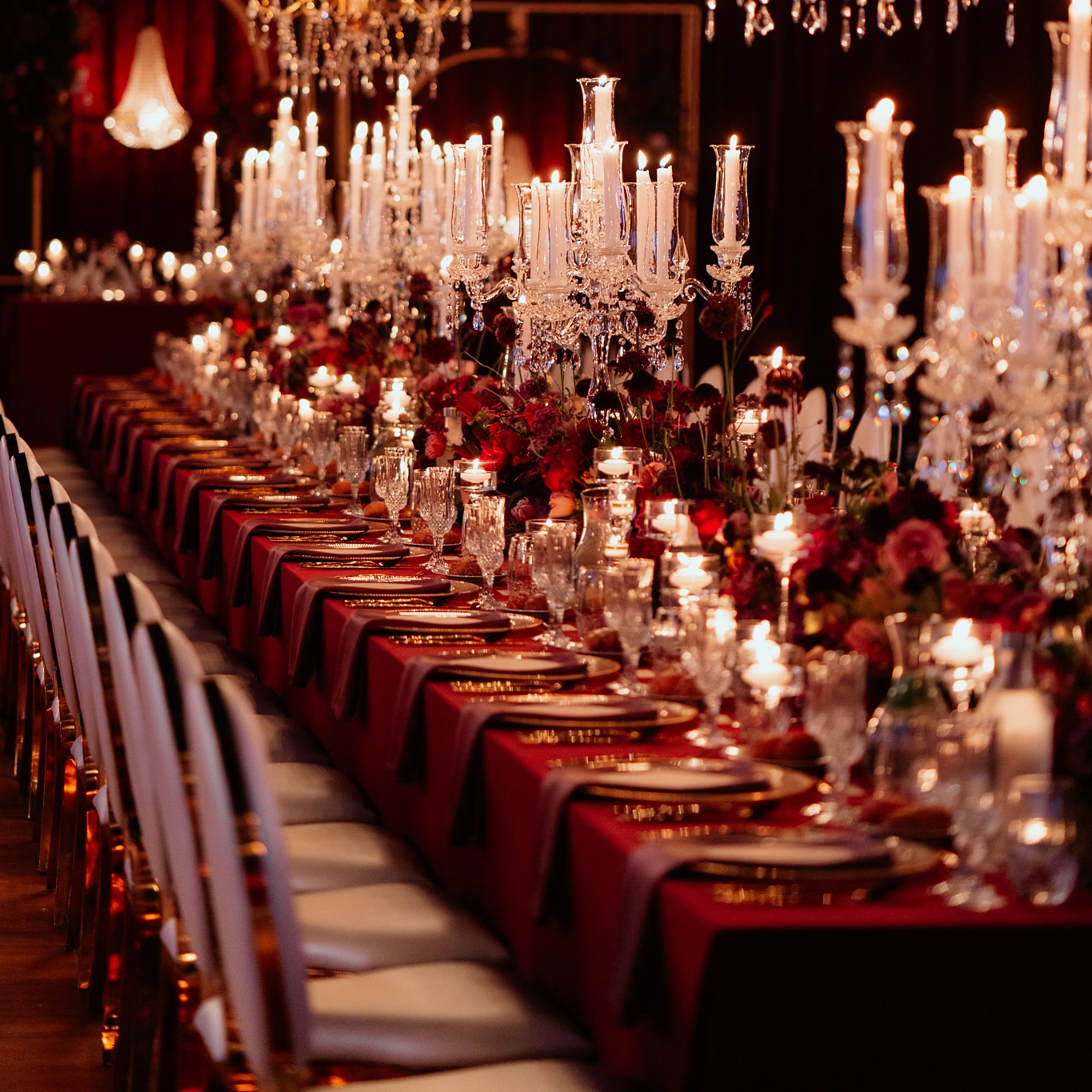 Keď nám nevesta Silvia ukázala na prvom stretnutí inšpiračnú fotografiu tmavého aranžmánu v bordovo-baklažánových odtieňoch vedeli sme, že to bude 🔥💣🔥
Jej túžbou boli dlhé stoly s kvetinovým runnerom v tmavých farbách.
A tak vznikol elegantný, tajomný koncept, zahalený pod rúškom tmy v kontraste stoviek sviečok a svetiel od našich skvelých chalanov z @fashionsound.sk ✨✨✨
Tento večer bol skutočným zážitkom, ktorý prepojil rodinu a priateľov v jedinečnom prostredí.
A presne o tom sú naše svadby a eventy – o emóciách, zážitkoch a spomienkach, ktoré pretrvajú ❤️🥰
.
.
#tvorimeatmosferu #tvorimezazitky #tvorimesoomiebky #planujemevynimocneudalosti