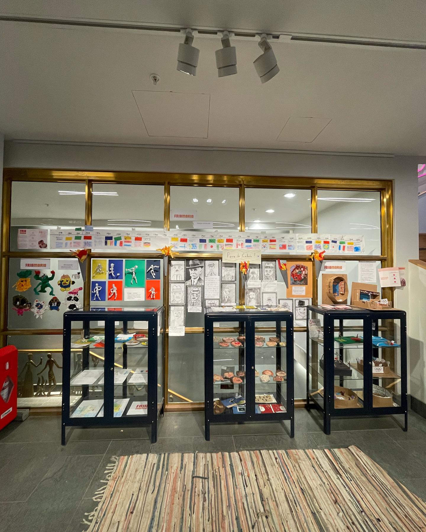 Nu har vi utställning på Tranströmers bibliotek. Kom och titta på vårt OS tema.