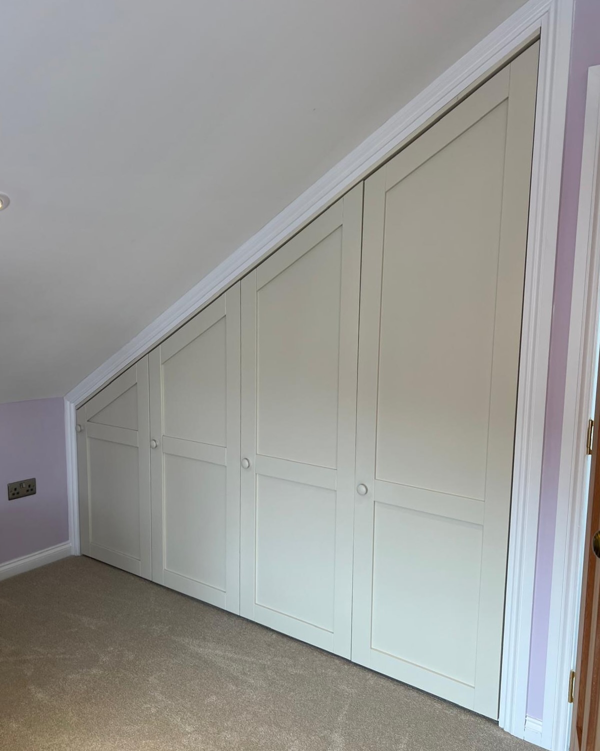 Custom wardrobes designed for a newly extended house in Giffnock🎨
Featuring shelving and rails for ultimate storage and a sleek design of slow closing doors🚪
#blum #lamello #jameslatham #bespoke #bespokefurniture #homeinspo #homeinspiration #inspiration #design #interior #interiors #decor #furniture #handmade #luxury #handcrafted #glasgow #wardrobe #wardrobedesign #bedroom #bedroomstorage