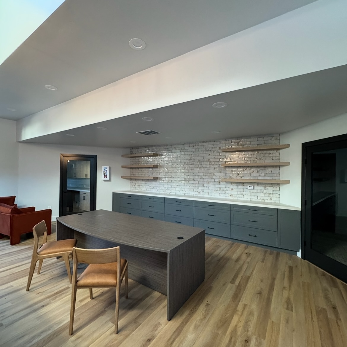 New install alert! We had the pleasure of outfitting this apartment complex office with our @maverickdesk line! This office is ready for business! 🏢💼 #JamesvilleFurniture #OfficeDesign #WorkspaceGoals