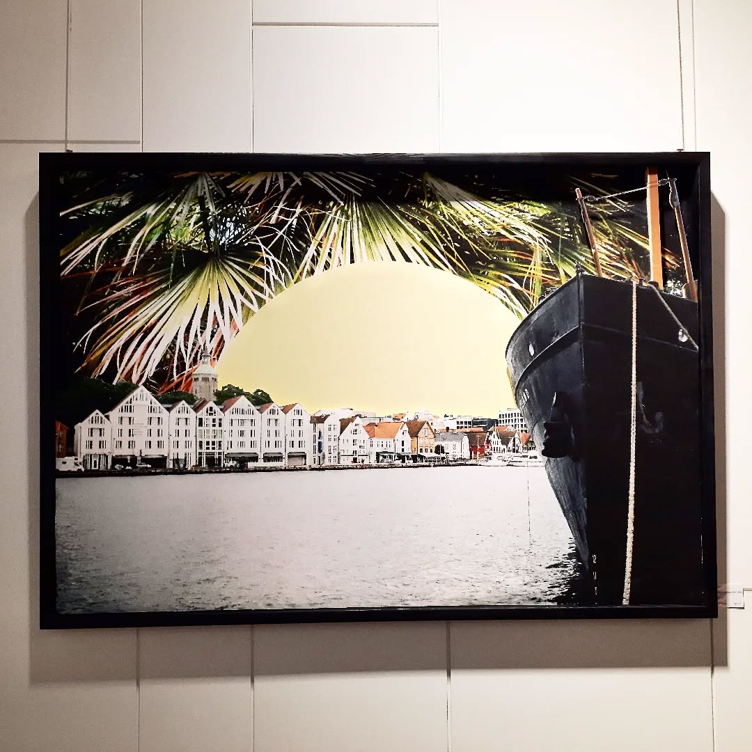 Javangler 80 x 100 cm
Multilayered Photography collage
Taken with Nikon AF200, printed on Hahnemühle Photo Rag, black wooden frame
2025
#photography #collage #analog #photo #art #norway #norwegen #sunset #sunrise #architecture #delphianopencall #travel #luxembourg #flowers #stavanger #artist #Lëtzebuerg #nikon #nikonaf200 #lomography #crabs #norge #erlinghaaland #hahnemuehle_global #boat #ship #sea #ocean #plants #botanic