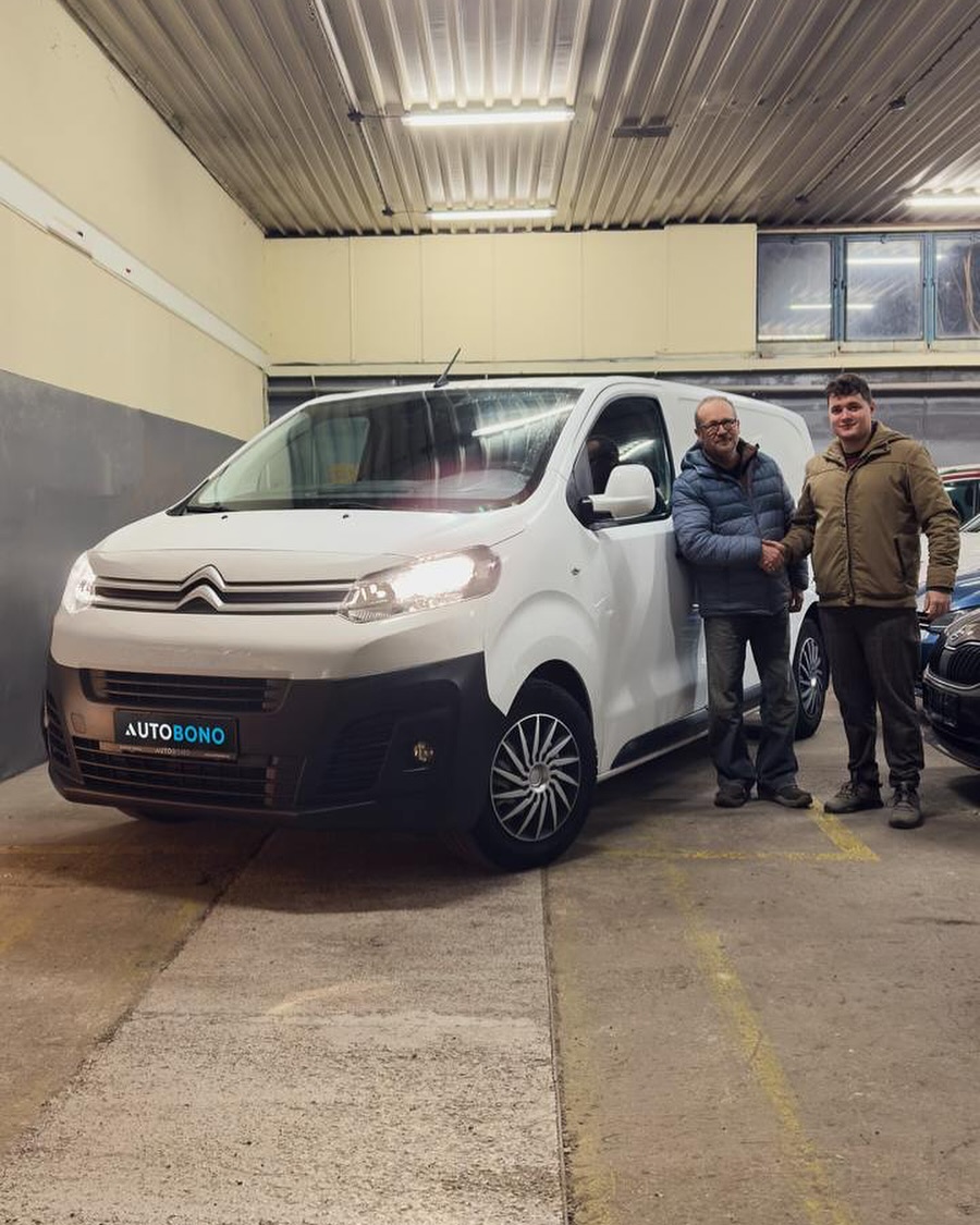 Naša prvá dodávka a rovno takáto naloženka výbavou - automat, výhrevy, kamera + senzory, nezávislé kúrenie, MirrorLink, Blind Spot monitorovanie, ťažné. Jumpy bude ponovom rozvážať tovar aj po slovenských cestách a budeme kývať, keď sa stretneme na ceste 👌🏻