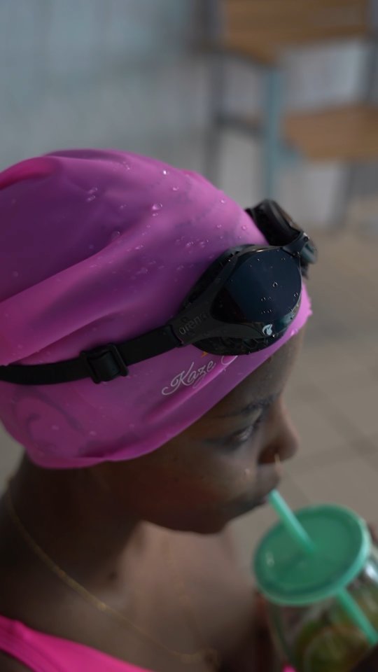 Fitness 🏊🏾♀️ & Fabulous Hair 💁🏿♀️💅🏾
"Why should you choose between fitness and fabulous hair? 🏊🏾♀️🎉 With our swim caps, you can have both! Our lage swim caps are perfect for those who want to hit the pool for a workout but still look fabulous and protect their beautiful long hair. Feel empowered as you swim, knowing your hair is protected and looking great!
🎥@anthonywithacamera
#FitnessGoals #HairCare #swimwithstyle #FitnessJourney #swimcaps #kazehair #naturalhair #healthyhairjourney #swimminglessons #swimmingjourney #swimmingtime